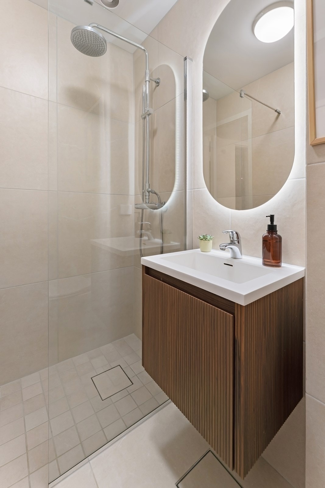Badet har praktisk innredning og en romslig dusjsone. Galleribilde