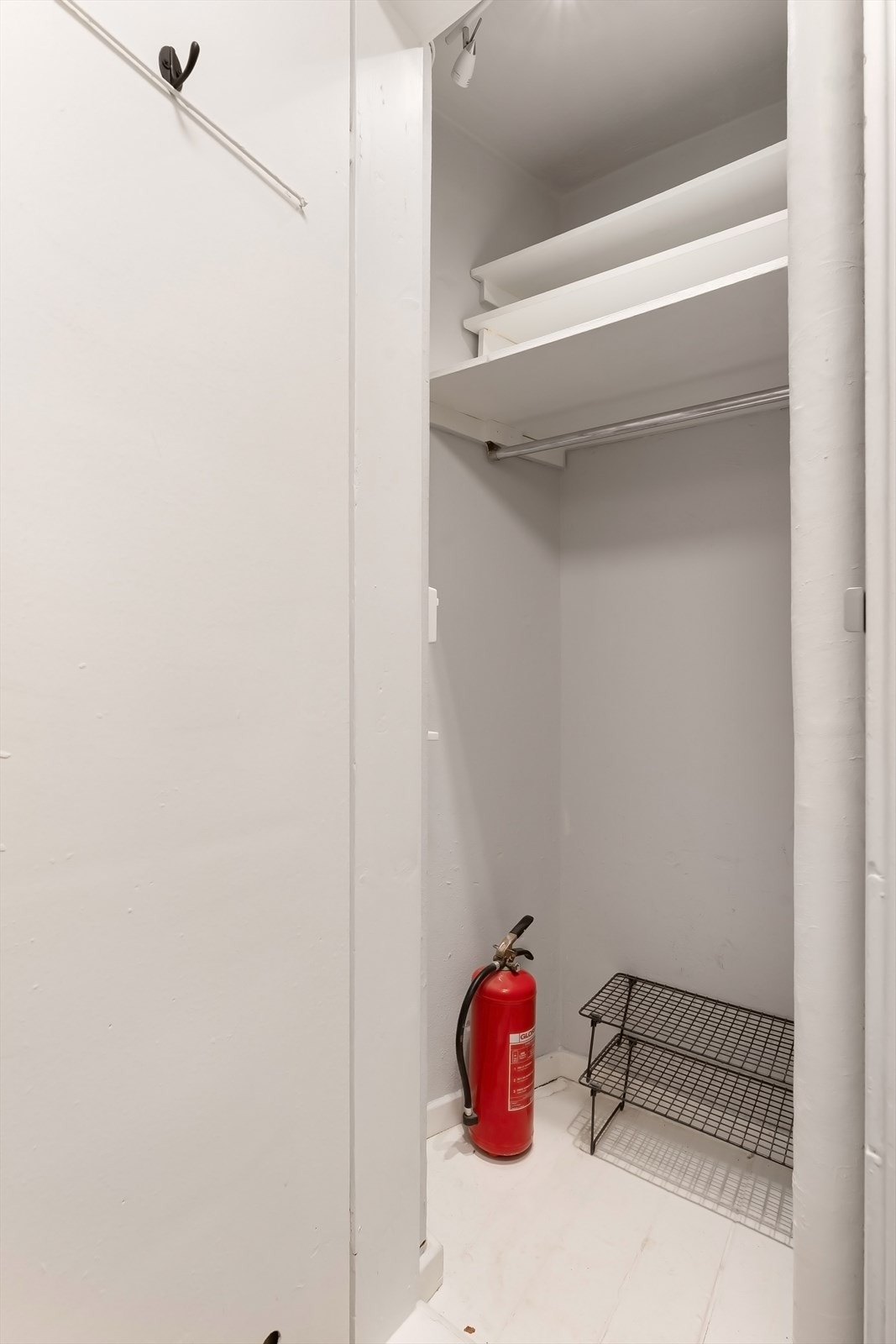 Praktisk innvendig bod i leiligheten, i tillegg til ekstern kjellerbod på ca. 3 kvm. Galleribilde