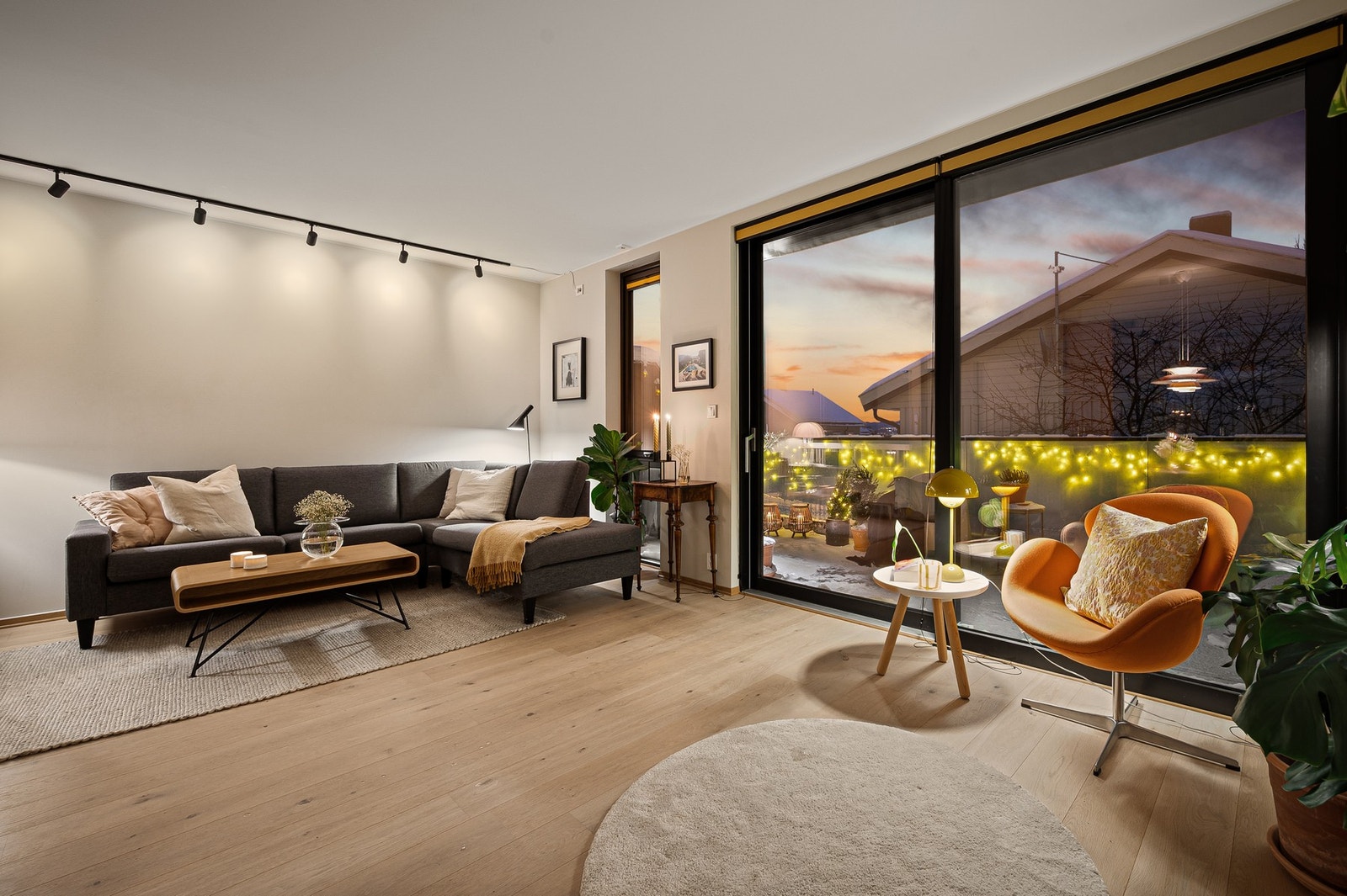 Store vindusflater gir masse lys og luft, og direkte adkomst til balkong med ettermiddagssol. Galleribilde