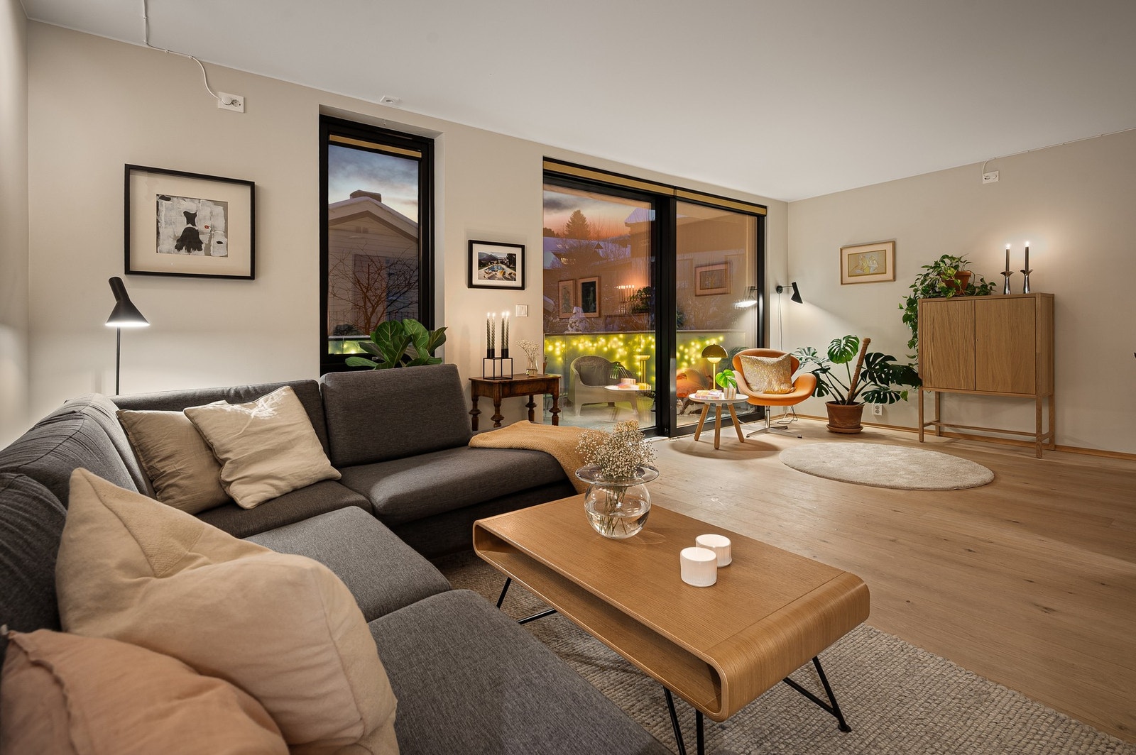 Lys og flott stue på 36,1 kvm, som samtidig har egenskap til å være dempet og stemningsfull. Galleribilde