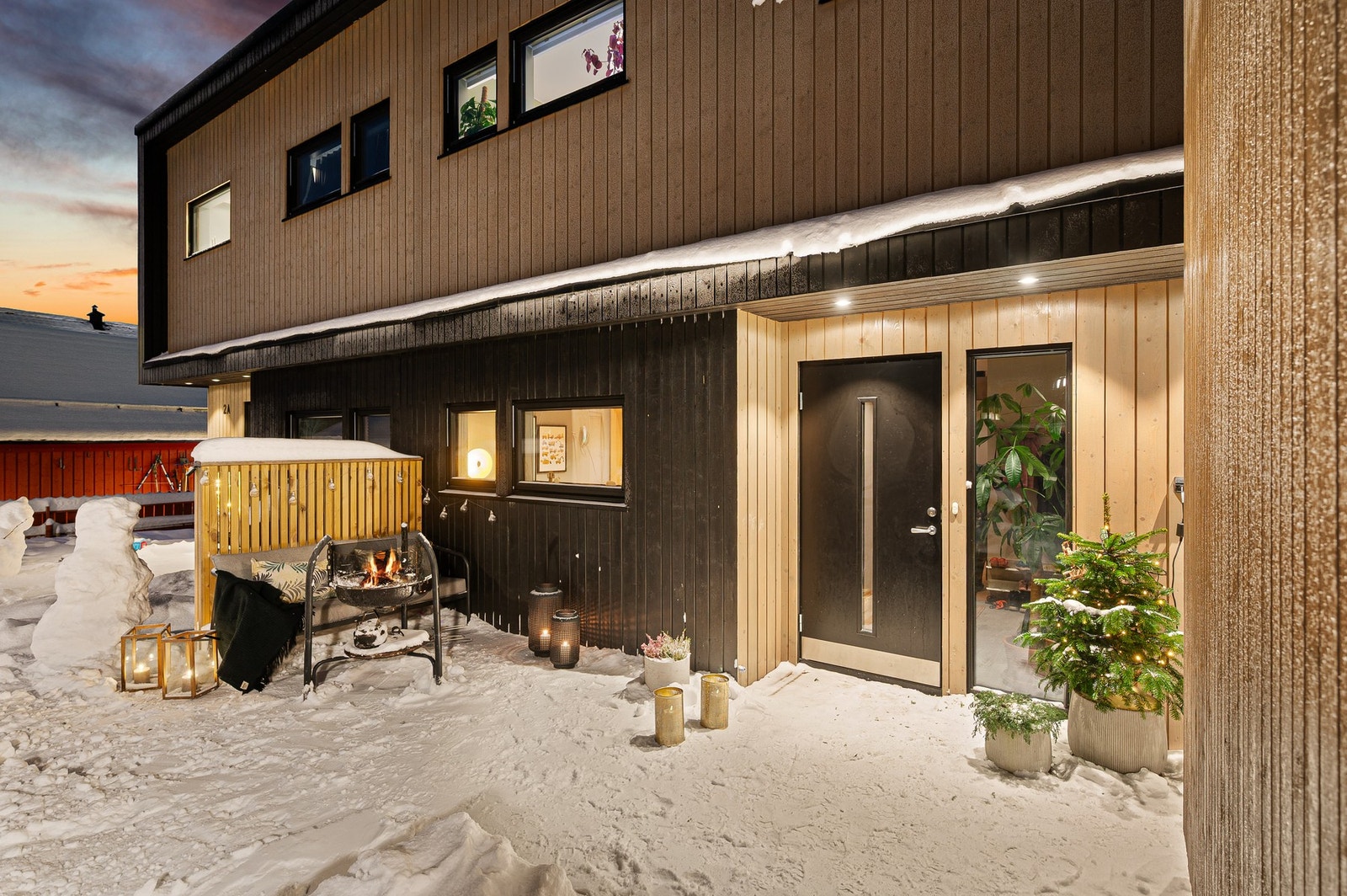 Stor solrik terrasse på 17 kvadratmeter og koselig hageflekk ved inngangsparti. Galleribilde