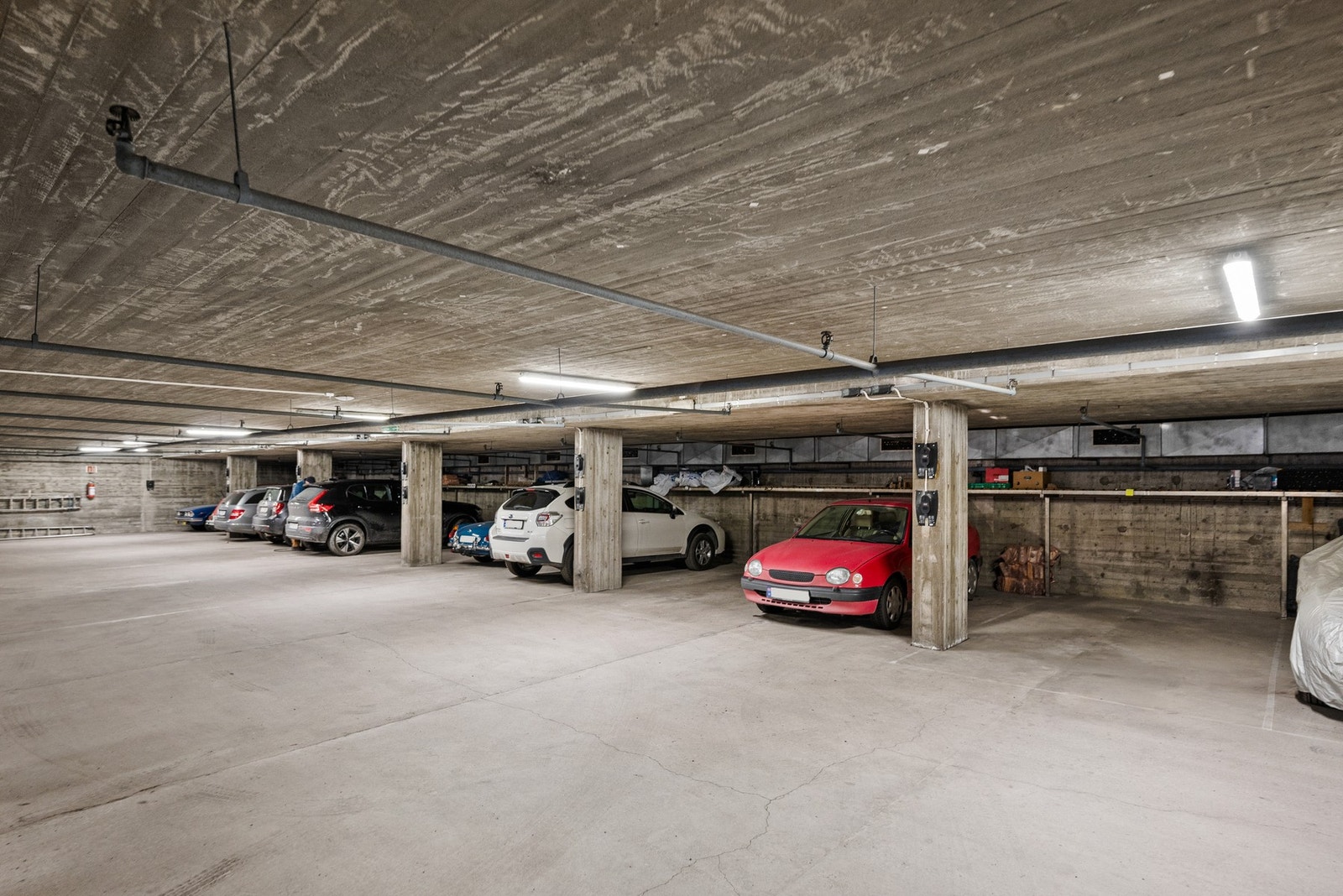 Leiligheten disponerer en biloppstillingsplass i felles garasjeanlegg i kjeller. Galleribilde