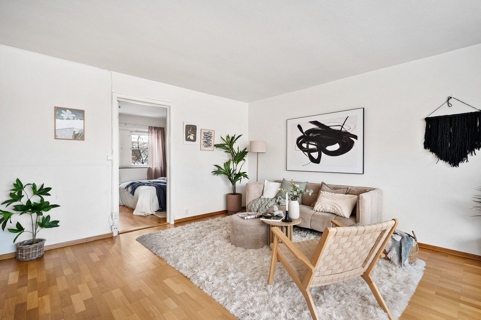 Stuen er lys og romslig med god plass til ønsket innredning. Galleribilde