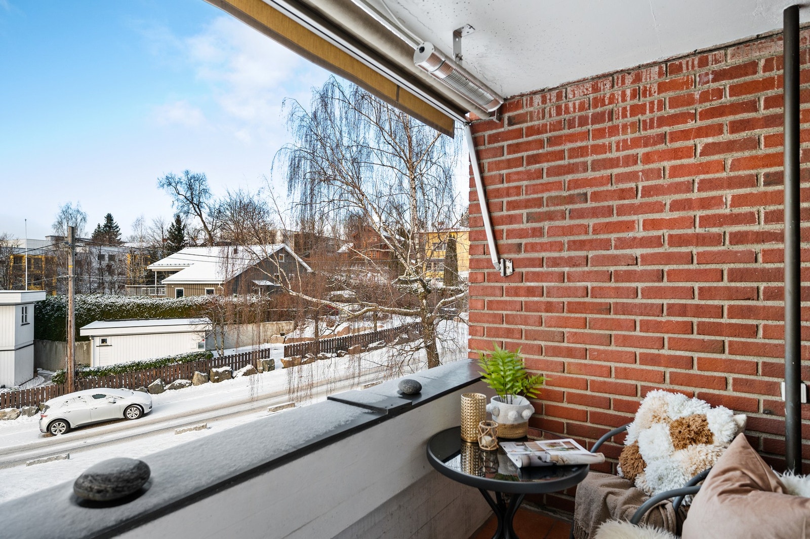 Balkongen er solrik og utstyrt med både varmelampe og markise - perfekt for sosiale sammenkomster. Galleribilde