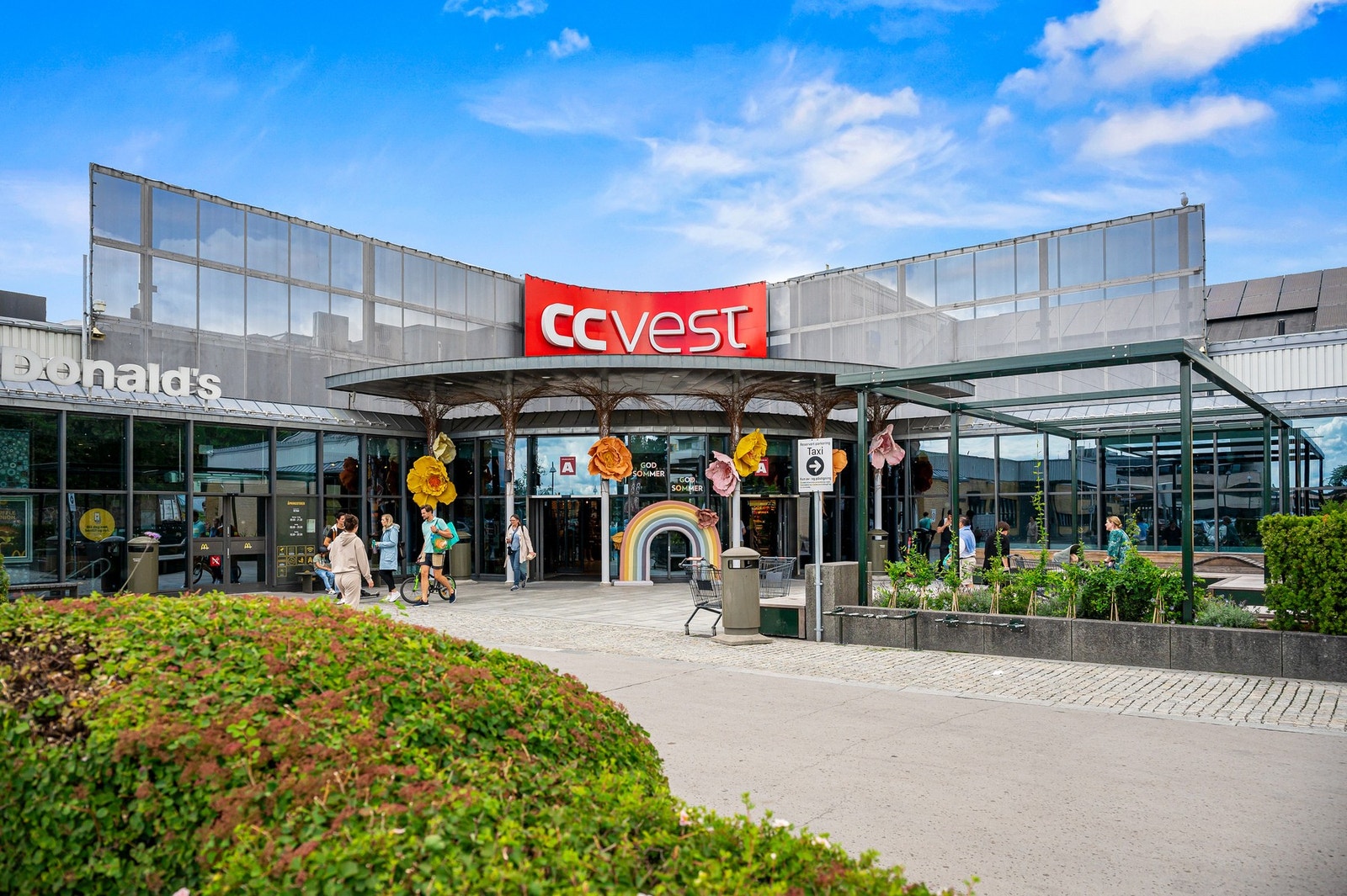 Kun 1 km unna leiligheten finner du CC Vest - et attraktivt kjøpesenter med et bredt utvalg av butikker, serveringssteder og tjenester. Galleribilde