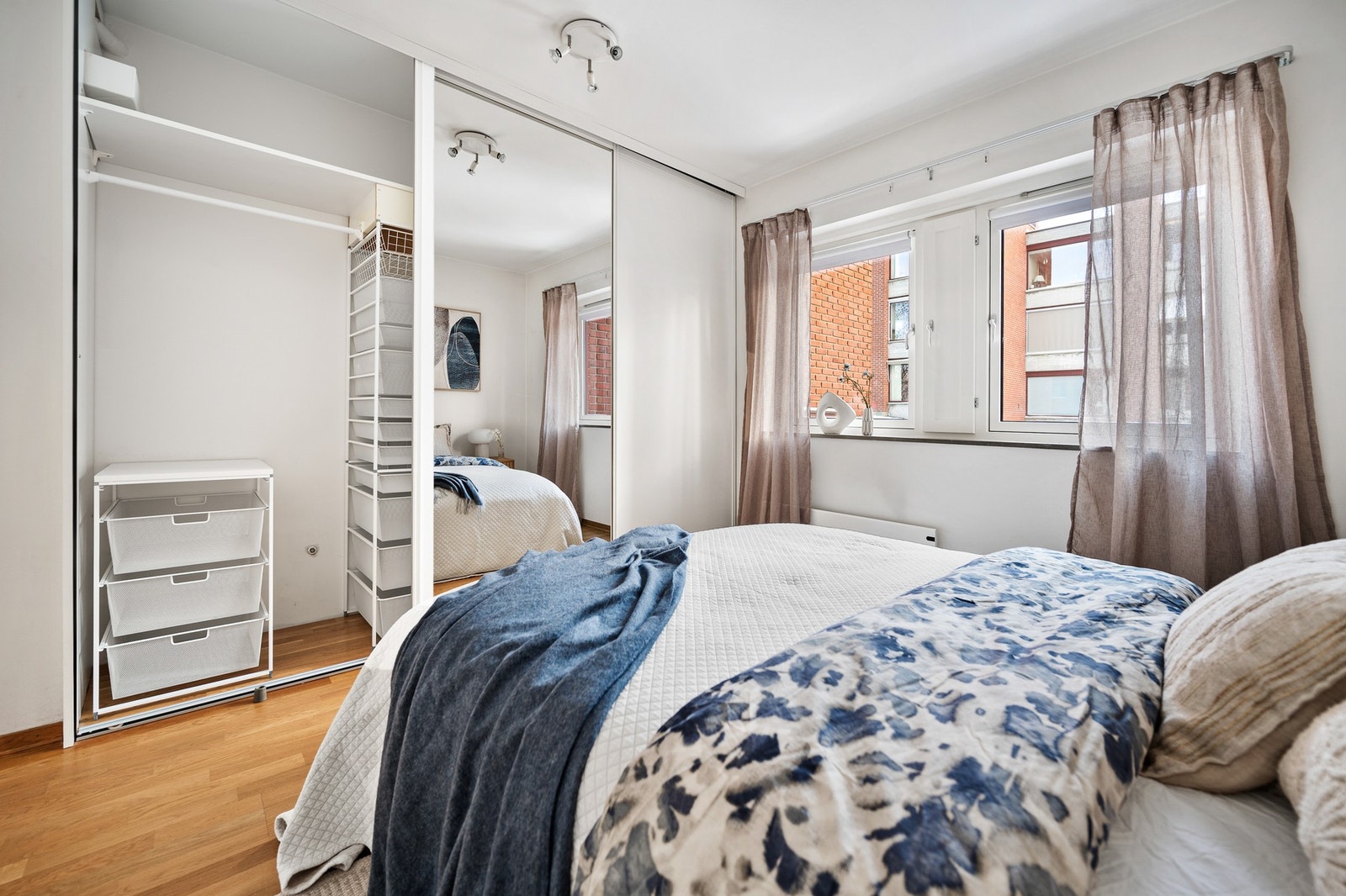 Leilighetens soverom er av god størrelse med god plass til oppbevaring av klær. Galleribilde