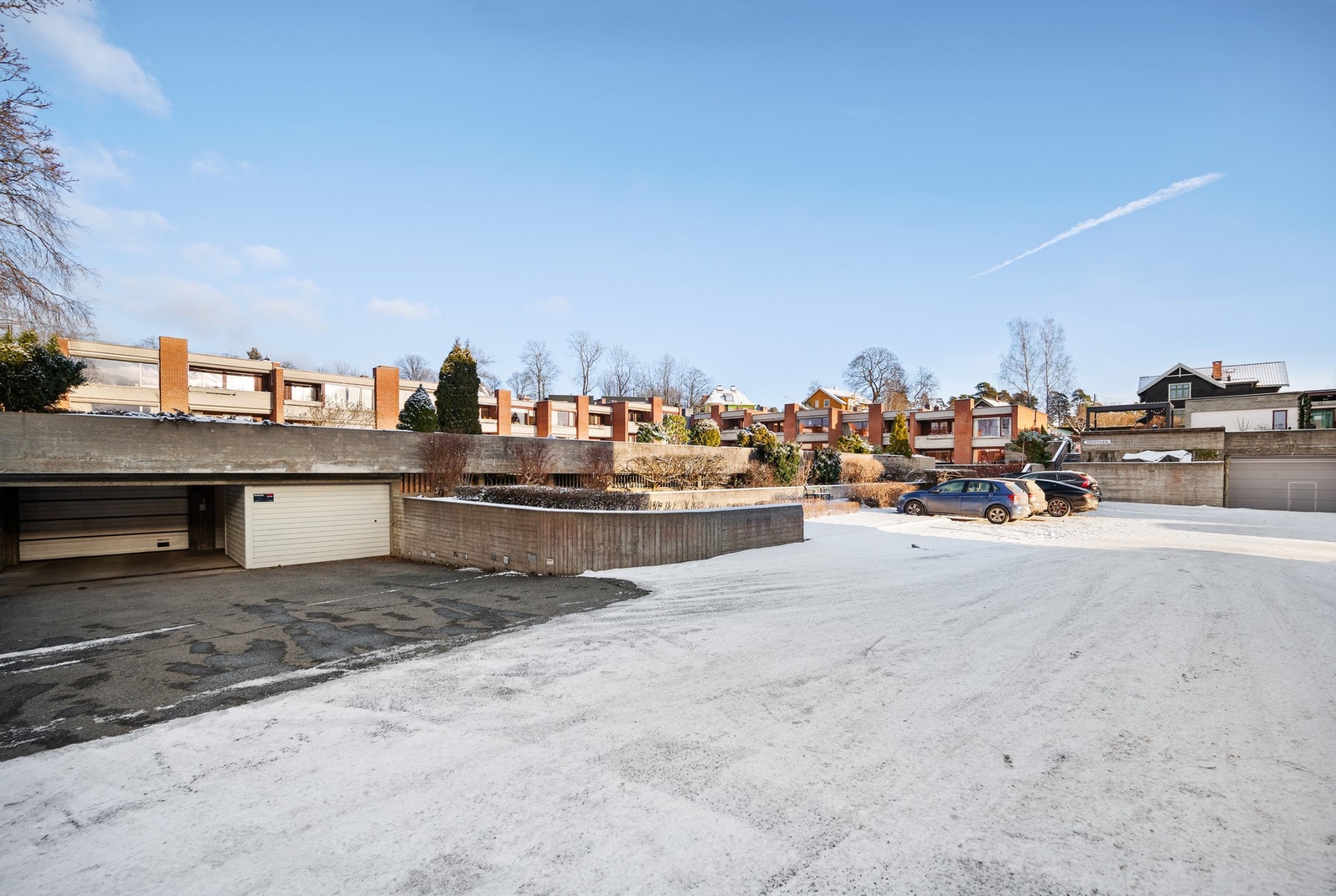 Innkjøring til garasjen. Galleribilde