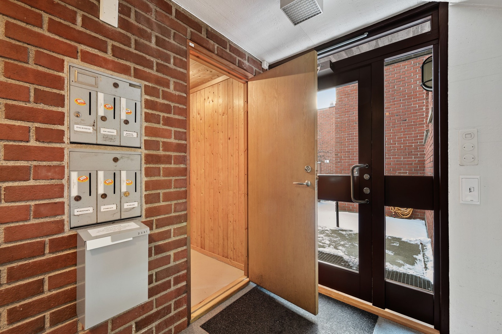 Kajalund boliganlegg er et sameie tilrettelagt for beboere over 50 år, og er kjent for sitt fredelige bomiljø, velholdte bygninger og vekt på trivsel og fellesskap. Galleribilde