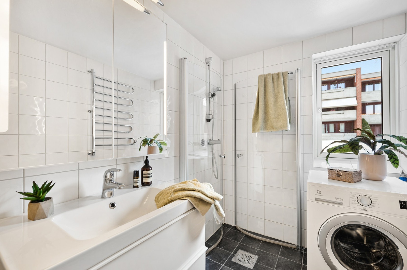 Badet har opplegg for vaskemaskin, og maskinen kan følge med dersom ønskelig. Galleribilde