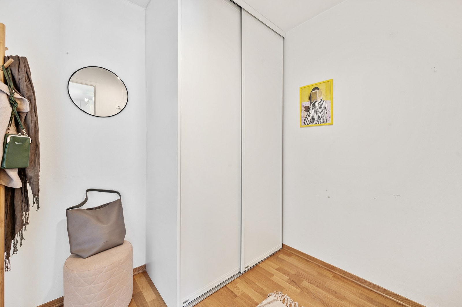 Entren har god plass til oppbevaring av yttertøy. Galleribilde