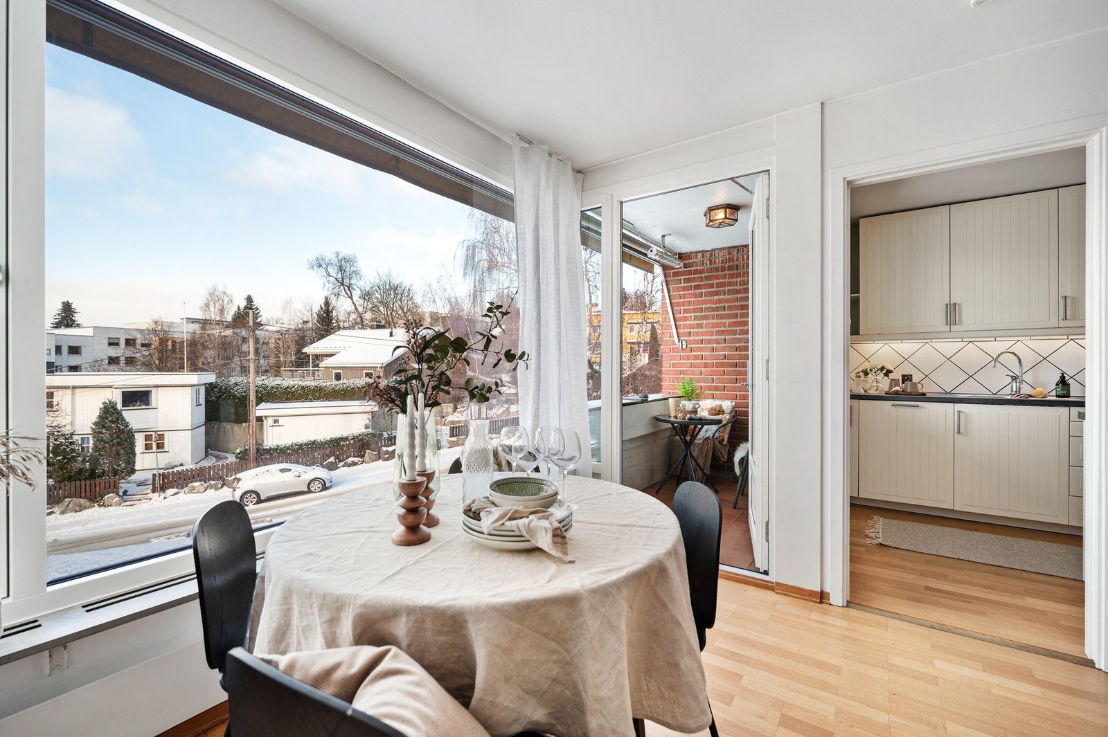 Stuen har store vindusflater som slipper inn rikelig med naturlig lys. Galleribilde