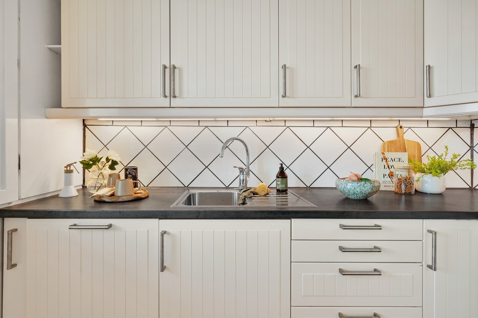 Kjøkkenet har gode lagringsmuligheter med både over- og underskap. Galleribilde