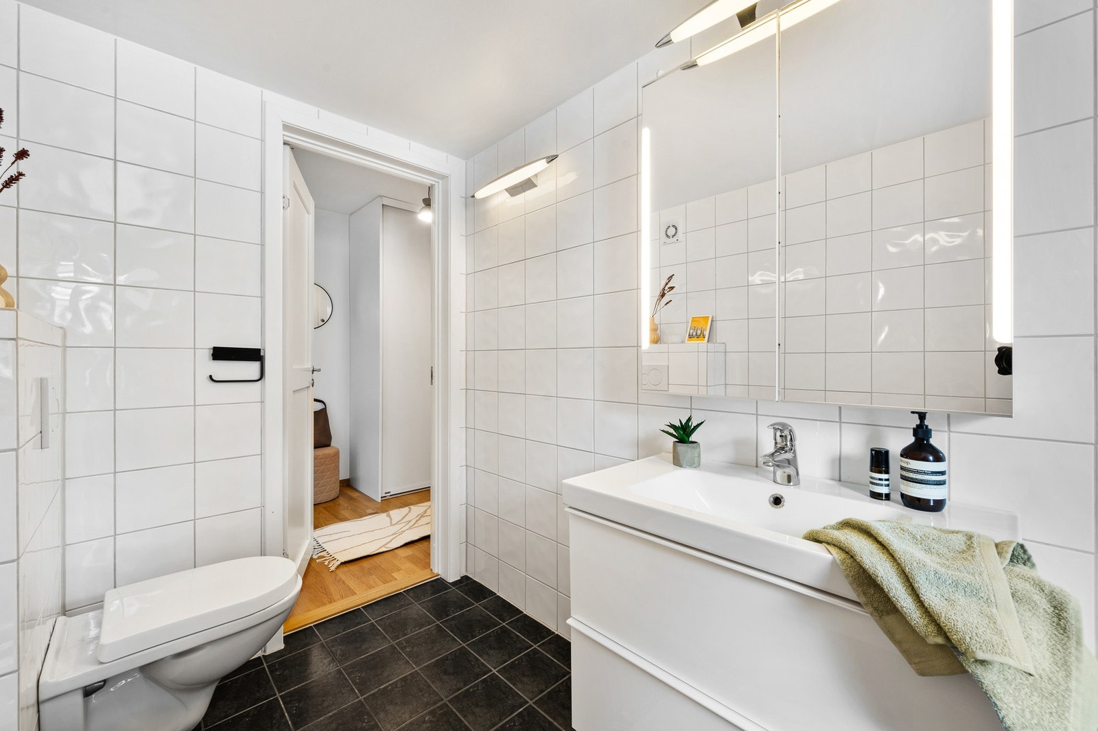 Badet har flislagt gulv med gulvvarme, samt elektrisk håndkletørker på vegg. Galleribilde