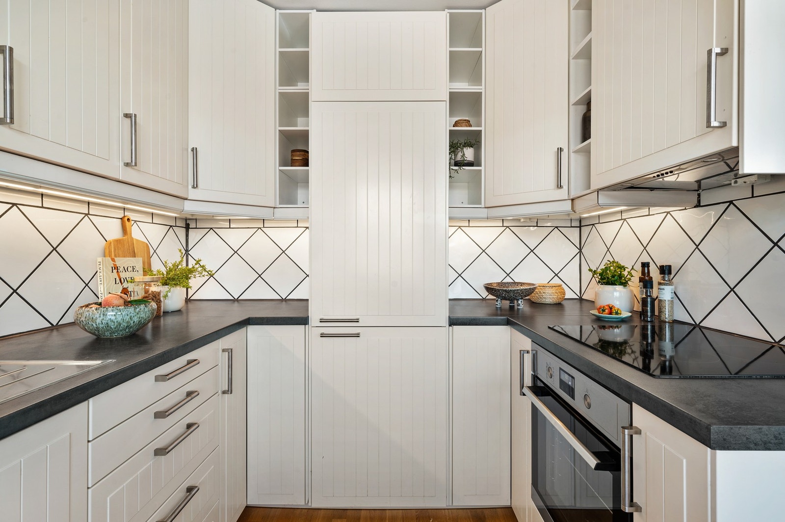 Kjøkkenet er fra 2015 og byr på gode arbeidsflater for matlaging. Galleribilde