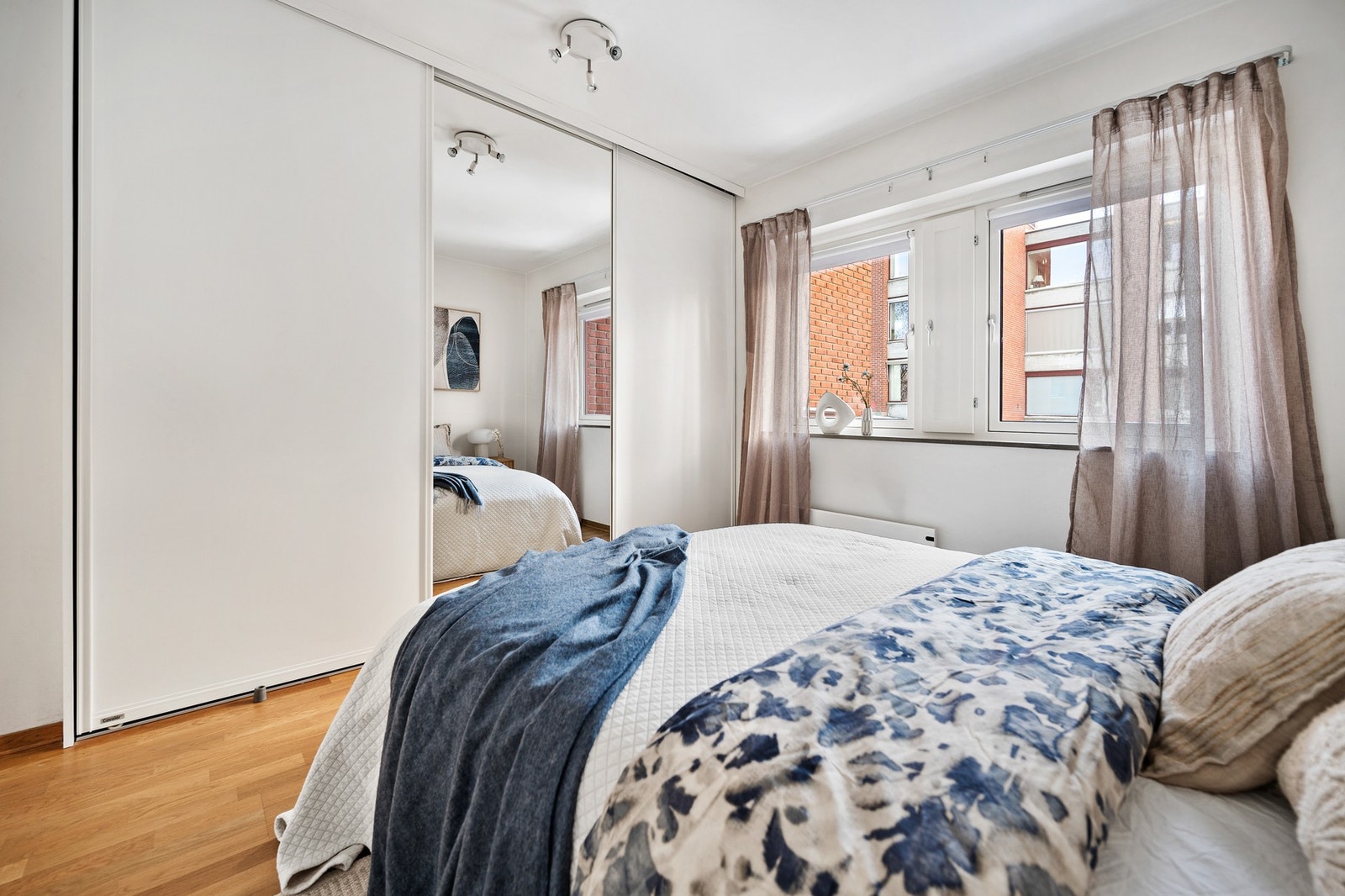 Soverommet er utstyrt med skyvedørsgarderobe som gir effektiv og ryddig oppbevaringsplass. Galleribilde