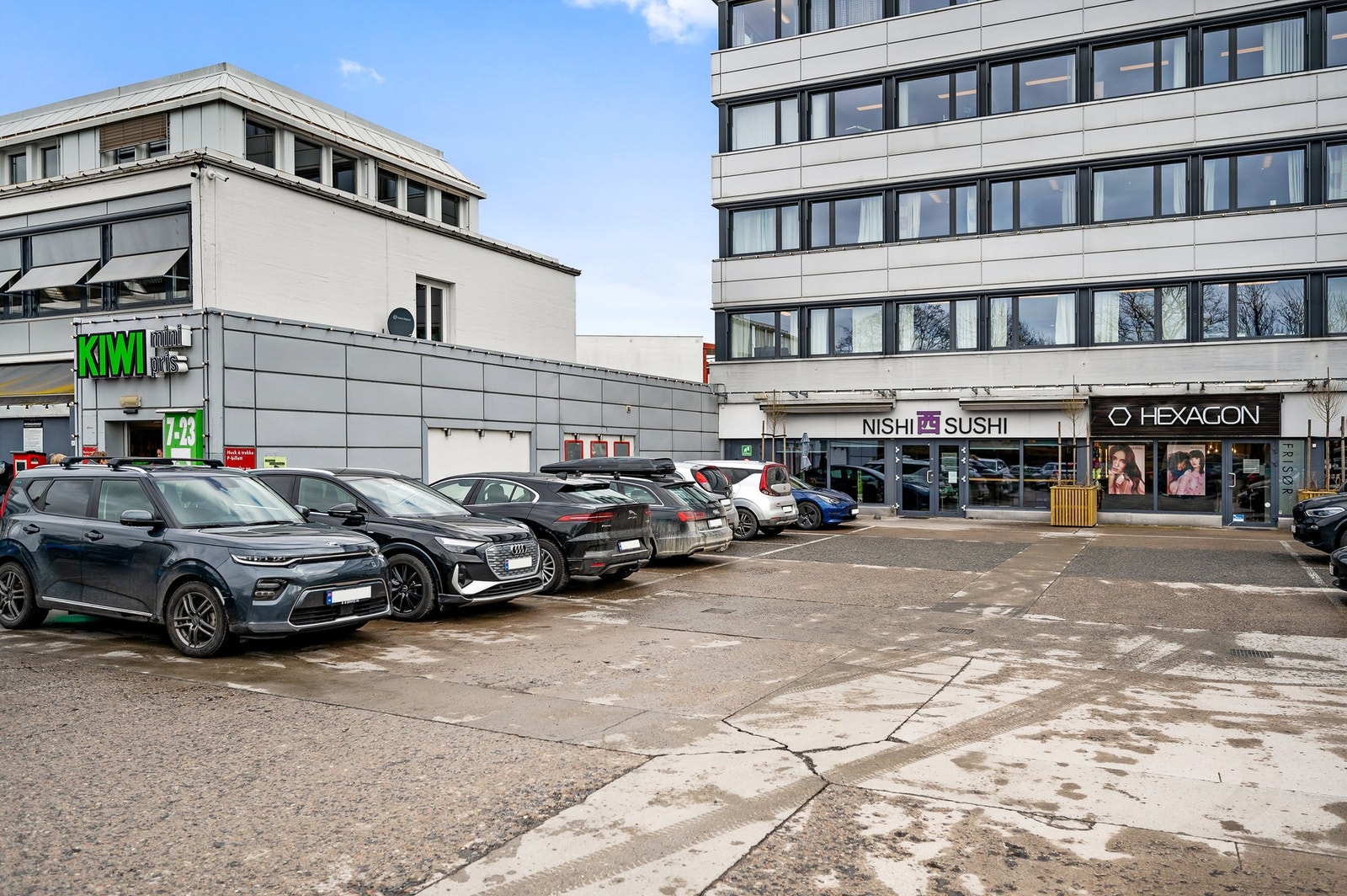 Lilleaker Torg, kort vei fra leiligheten med godt tilbud av butikker. Galleribilde