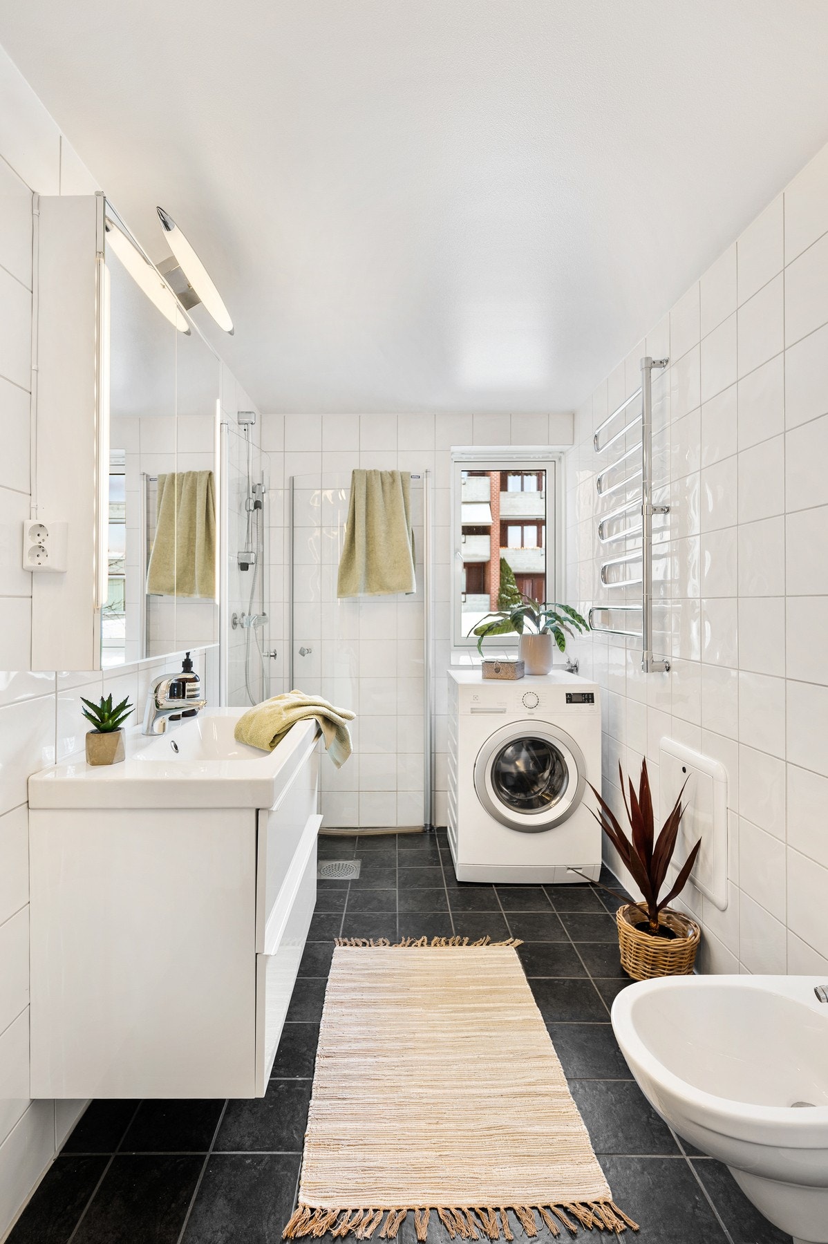 Leiligheten har et moderne bad fra 2015. Galleribilde