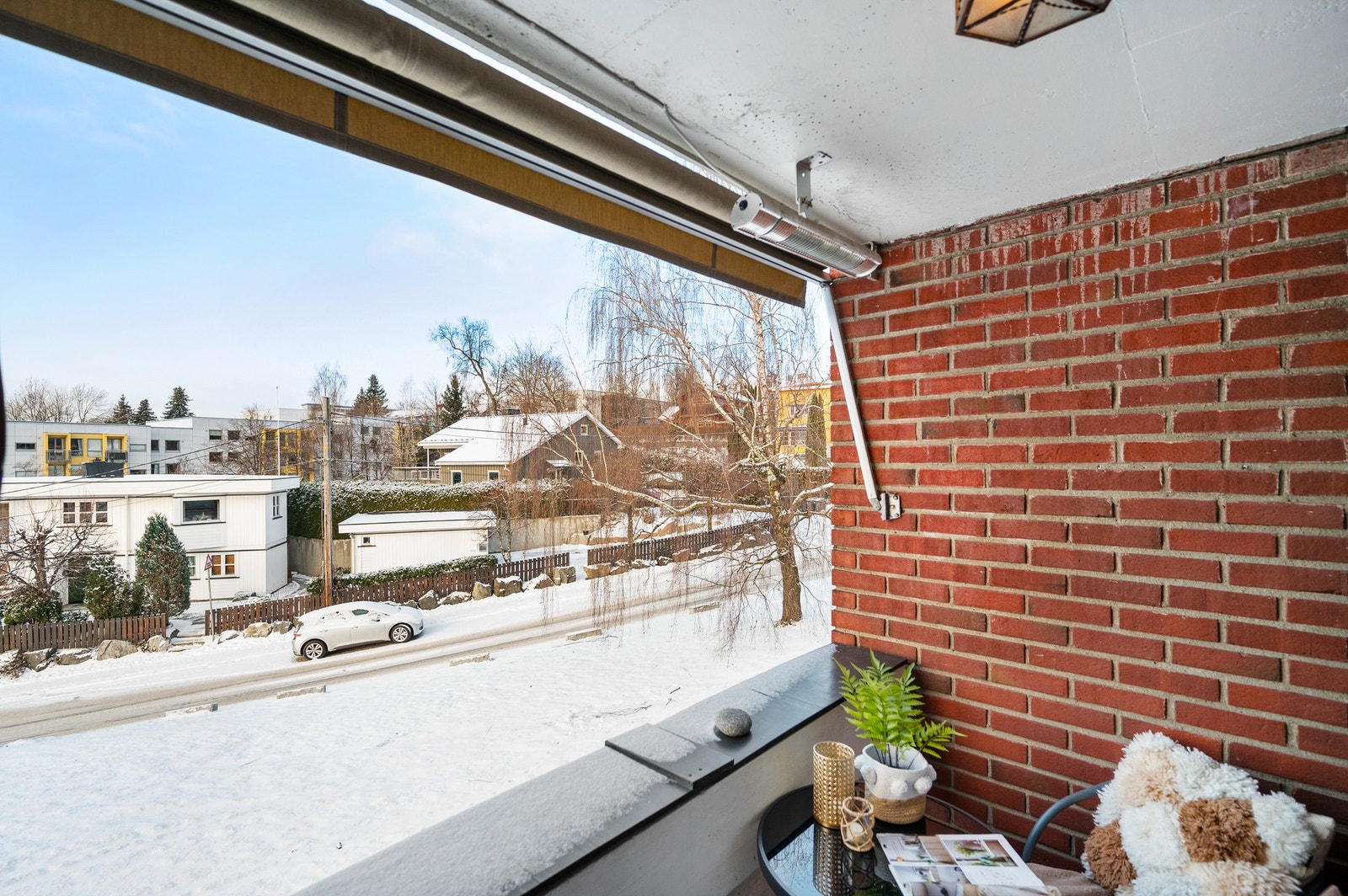 Leiligheten har en rolig og solrik beliggenhet, i et veletablert og tilbaketrukket boligområde. Galleribilde