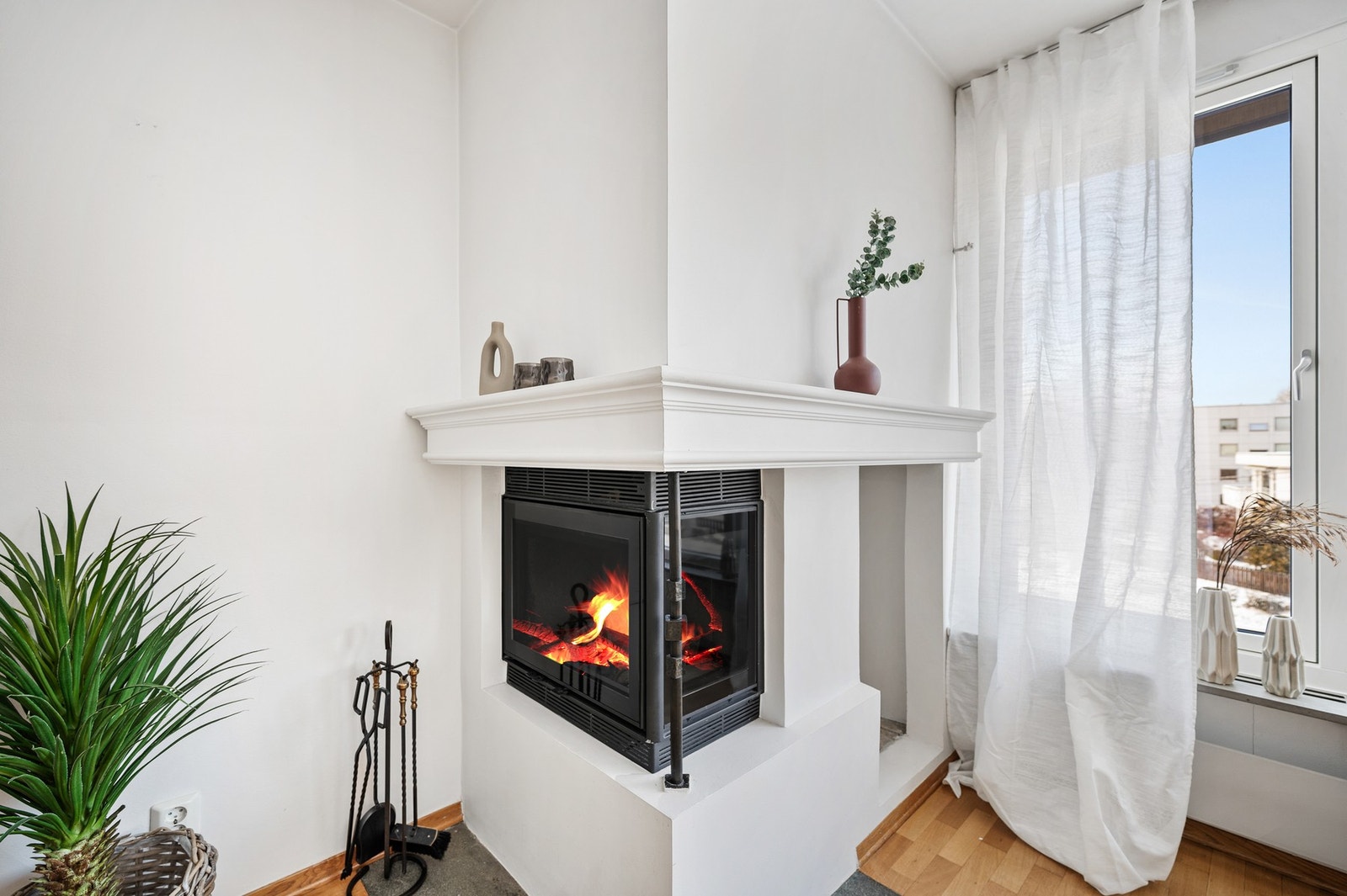 Leiligheten oppvarmes via elektrisitet og vedfyring Galleribilde