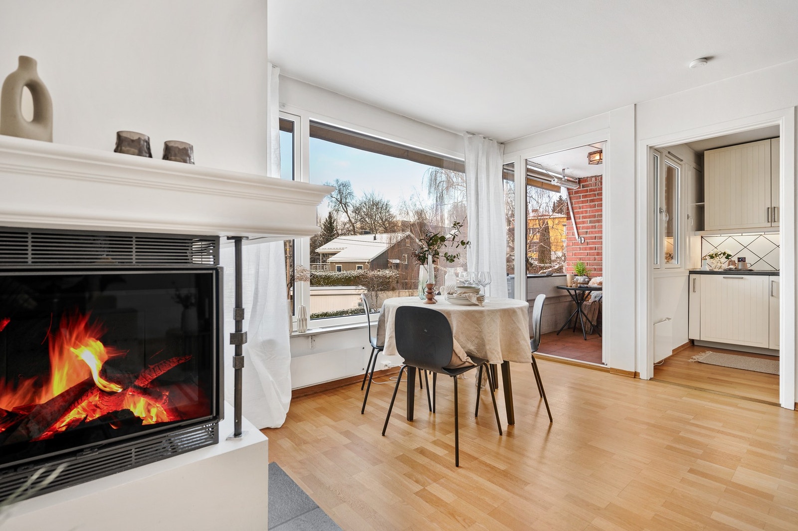 Hyggelig peis i stuen for varme og hygge. Galleribilde