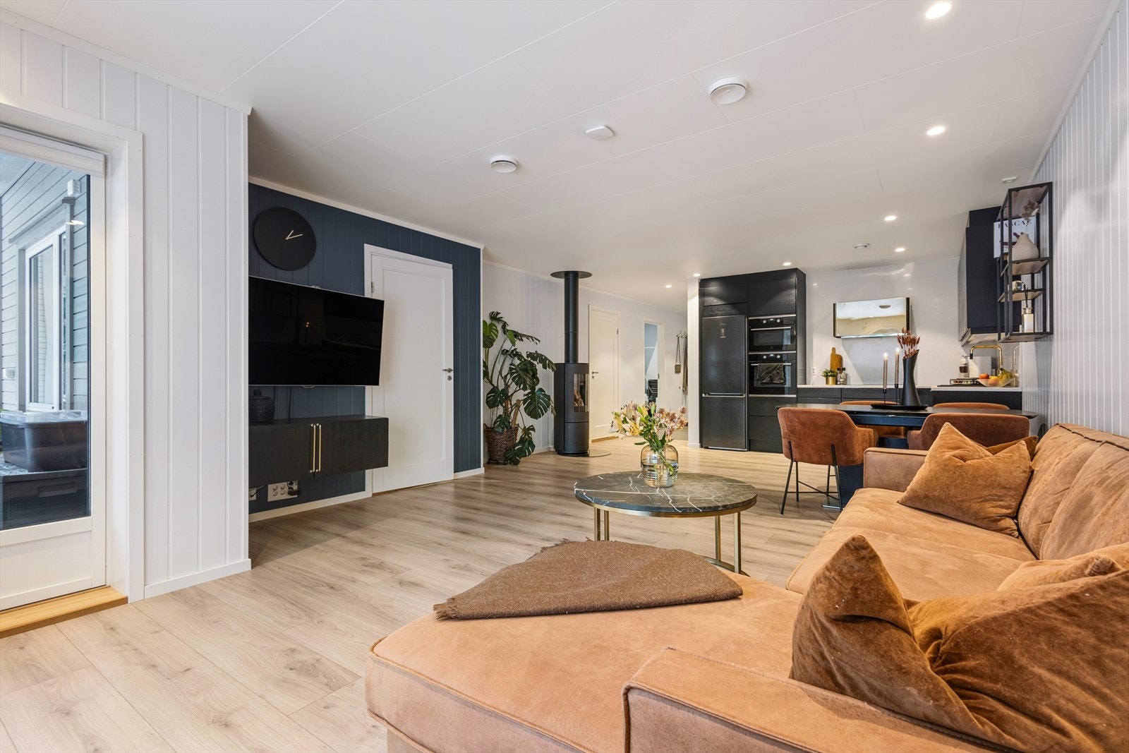 Den åpne løsningen til kjøkkenet gir det en god og luftig romfølelse. Galleribilde