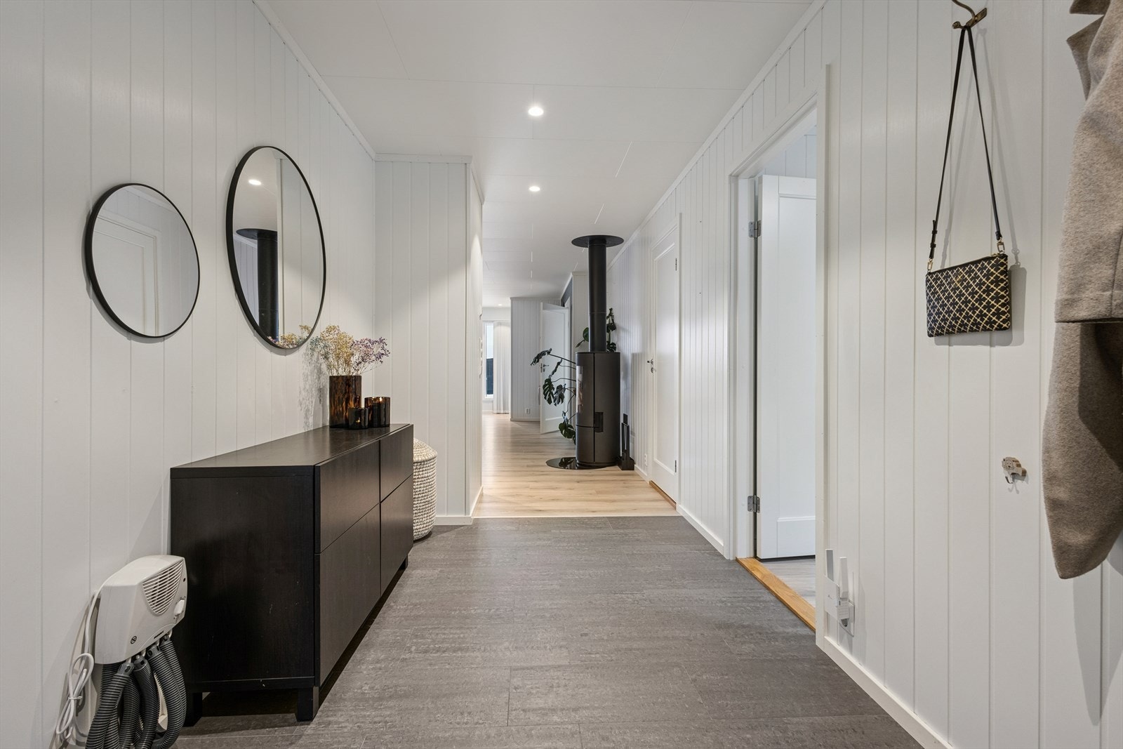 Lys entré med flislagt gulv med varmekabler. Galleribilde