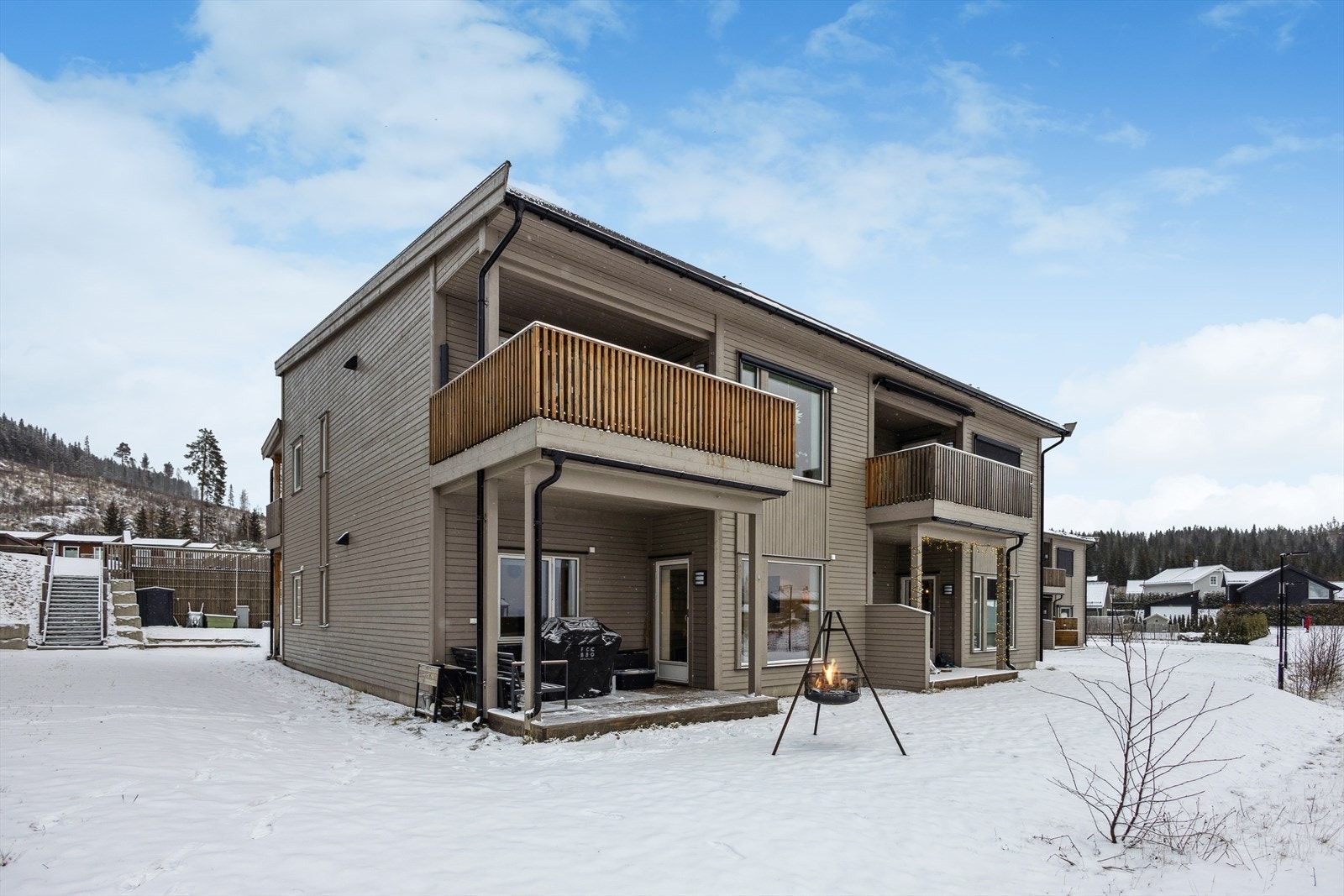 Fra den vestvendte terrassen kommer du rett ut på fellesområde med hage. Galleribilde