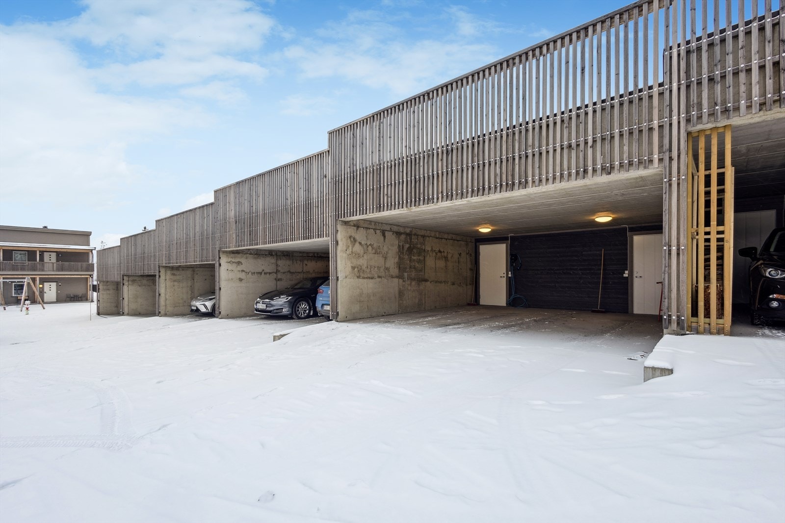 Egen carport med el-billader og bod i bakkant, i felles anlegg. Galleribilde
