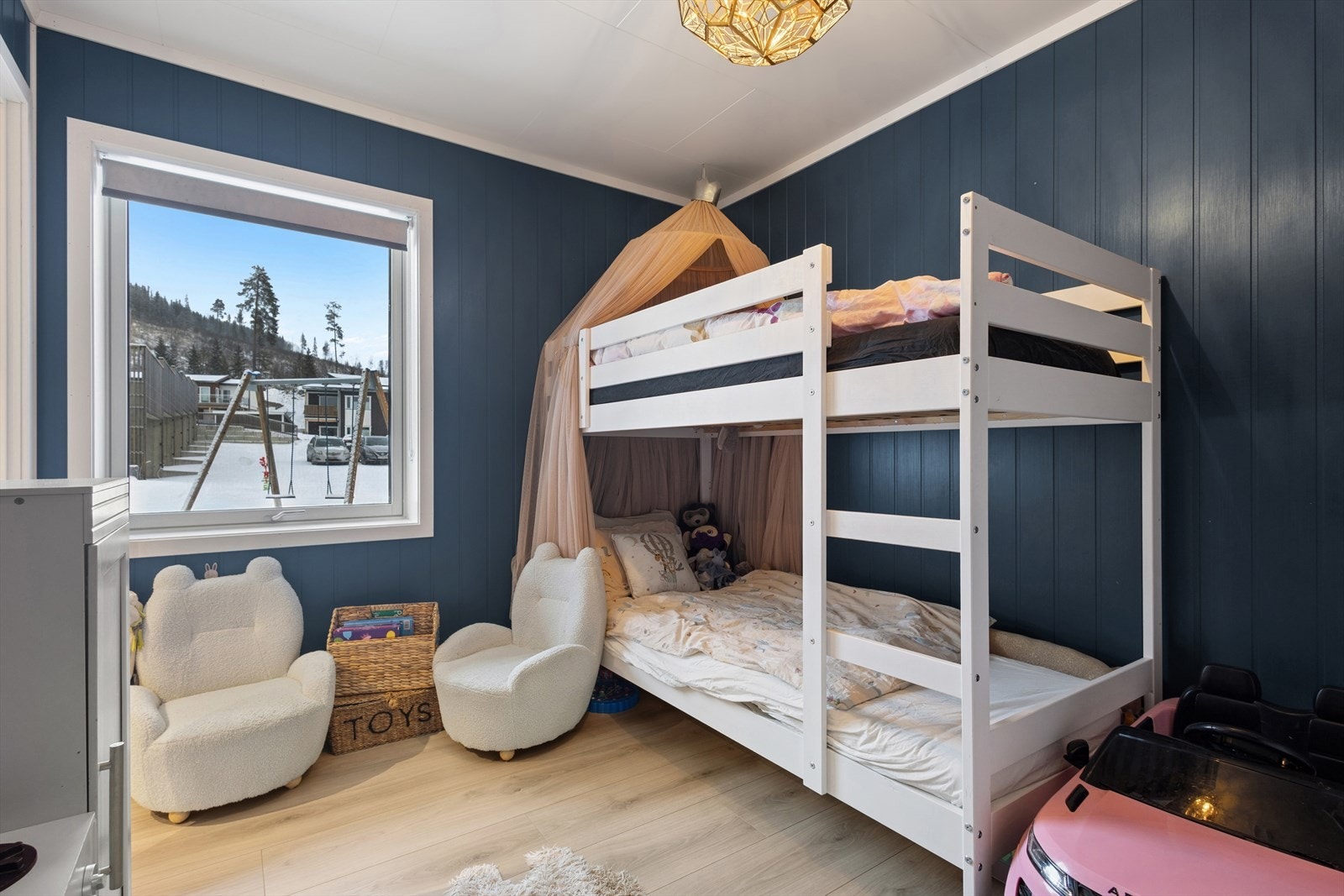 Soverommene har plass til både seng, garderobeløsning og andre småmøbler. Galleribilde