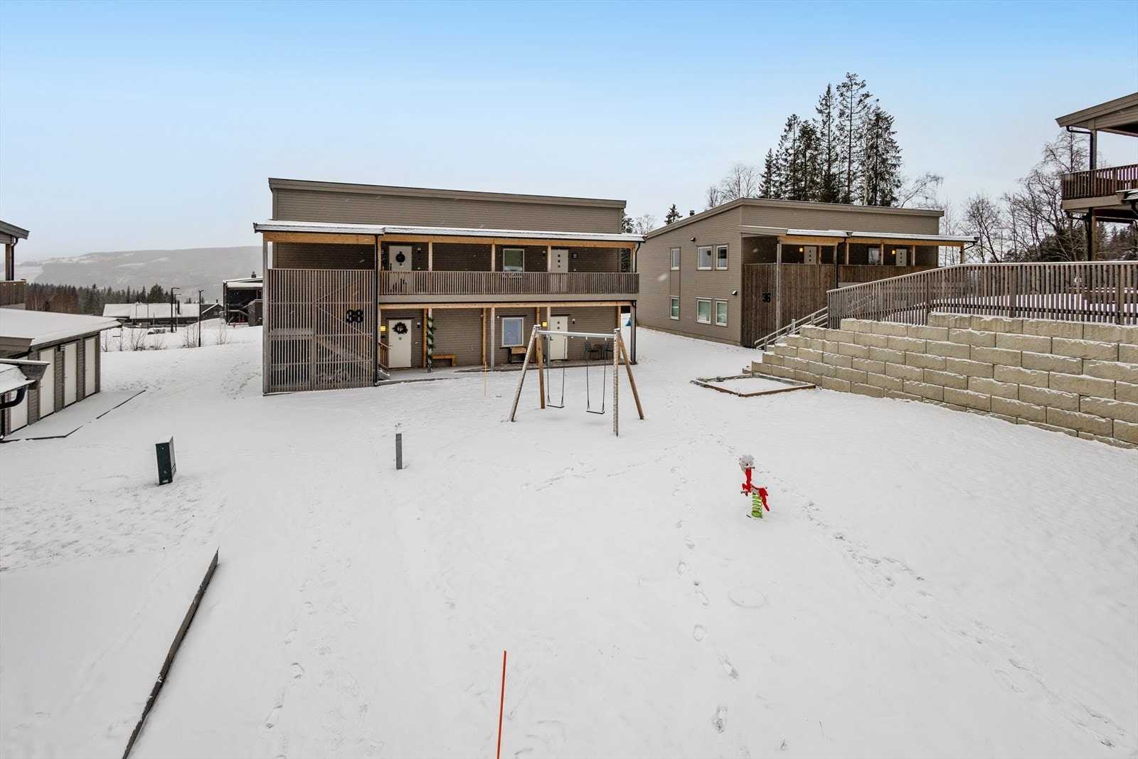 Et barnevennlig nabolag med gode bussforbindelser, nærhet til marka og skiløype. Galleribilde
