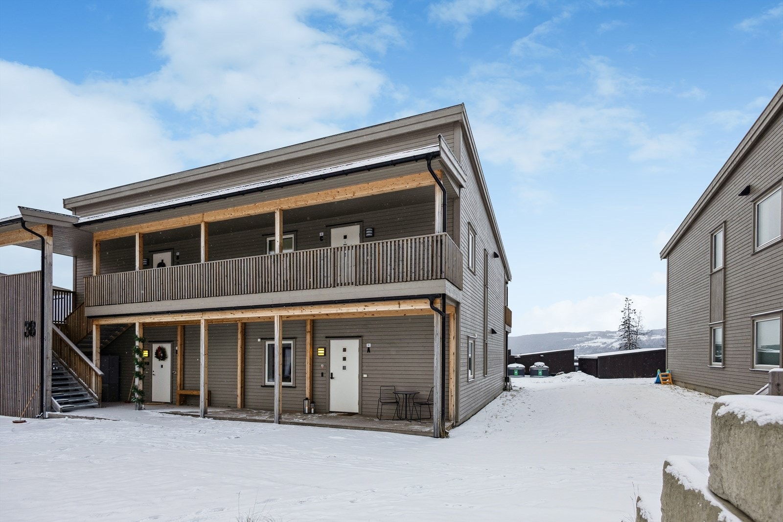 Leiligheten ligger fint til på bakkeplan i firemannsbolig. Galleribilde