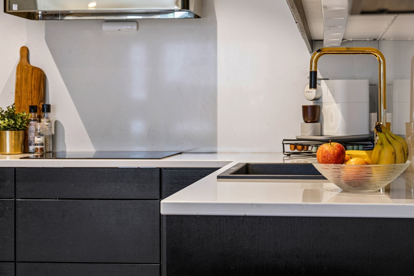 Den lyse benkeplaten i stein gir en fin kontrast til den mørke innredningen. Galleribilde