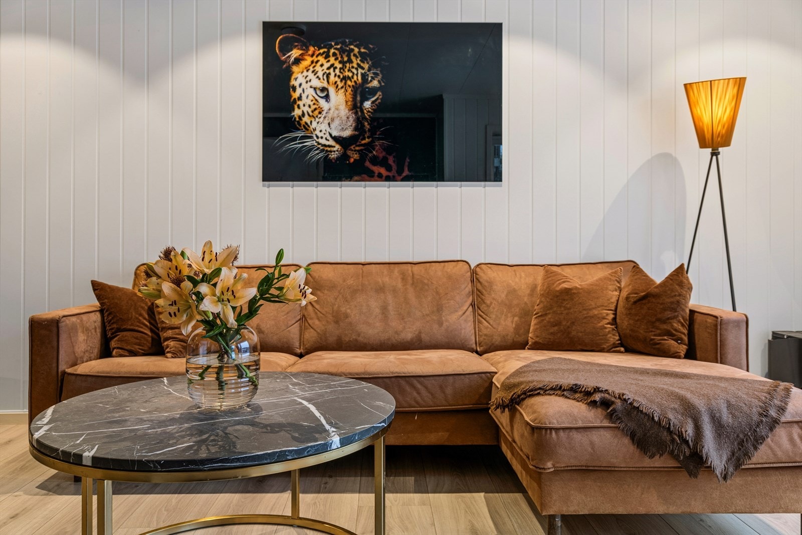 Stuen er designet for komfort og sosiale sammenkomster, med plass til både sofa og spisebord. Galleribilde