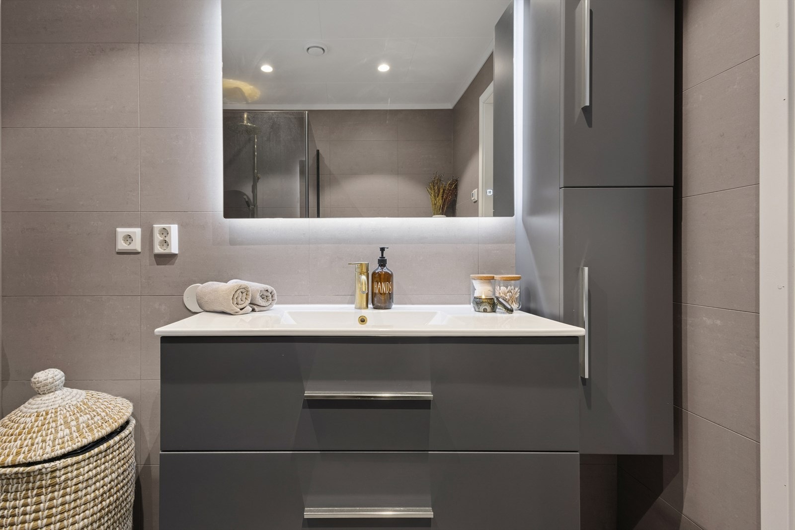 Badet er utstyrt med vegghengt toalett, 1x1 m dusjhjørne og baderomsinnrending med skuffer og høyskap Galleribilde