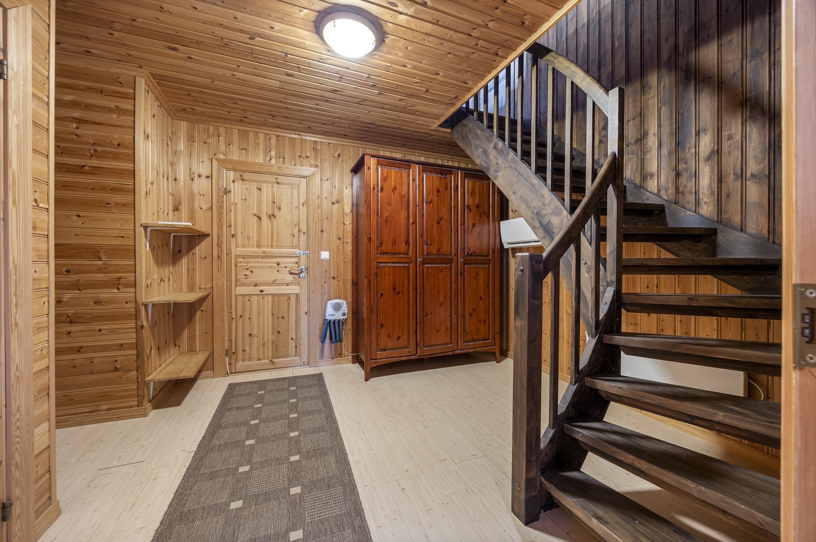 Mellomgang i tilbygg inn til vedbod og garasje bl.a. Her er det også montert varmepumpe. Galleribilde