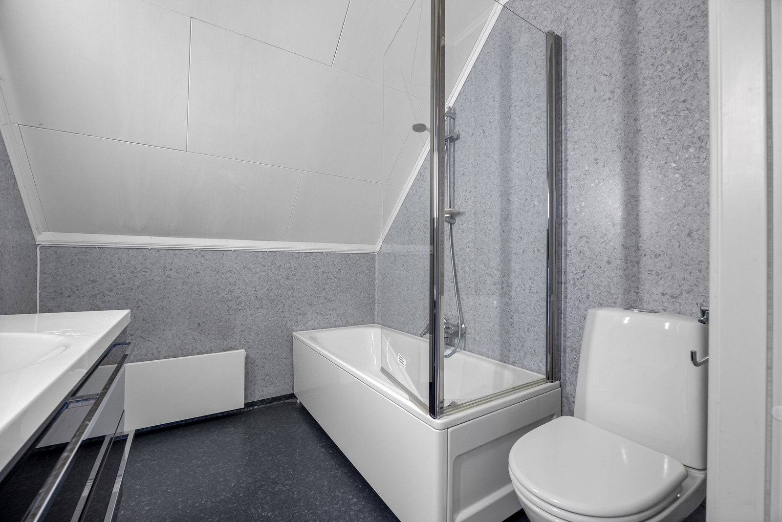 Bad i 2. etasje, renovert ca. 2011 med nytt belegg på vegger og gulv, samt ny innredning. Galleribilde