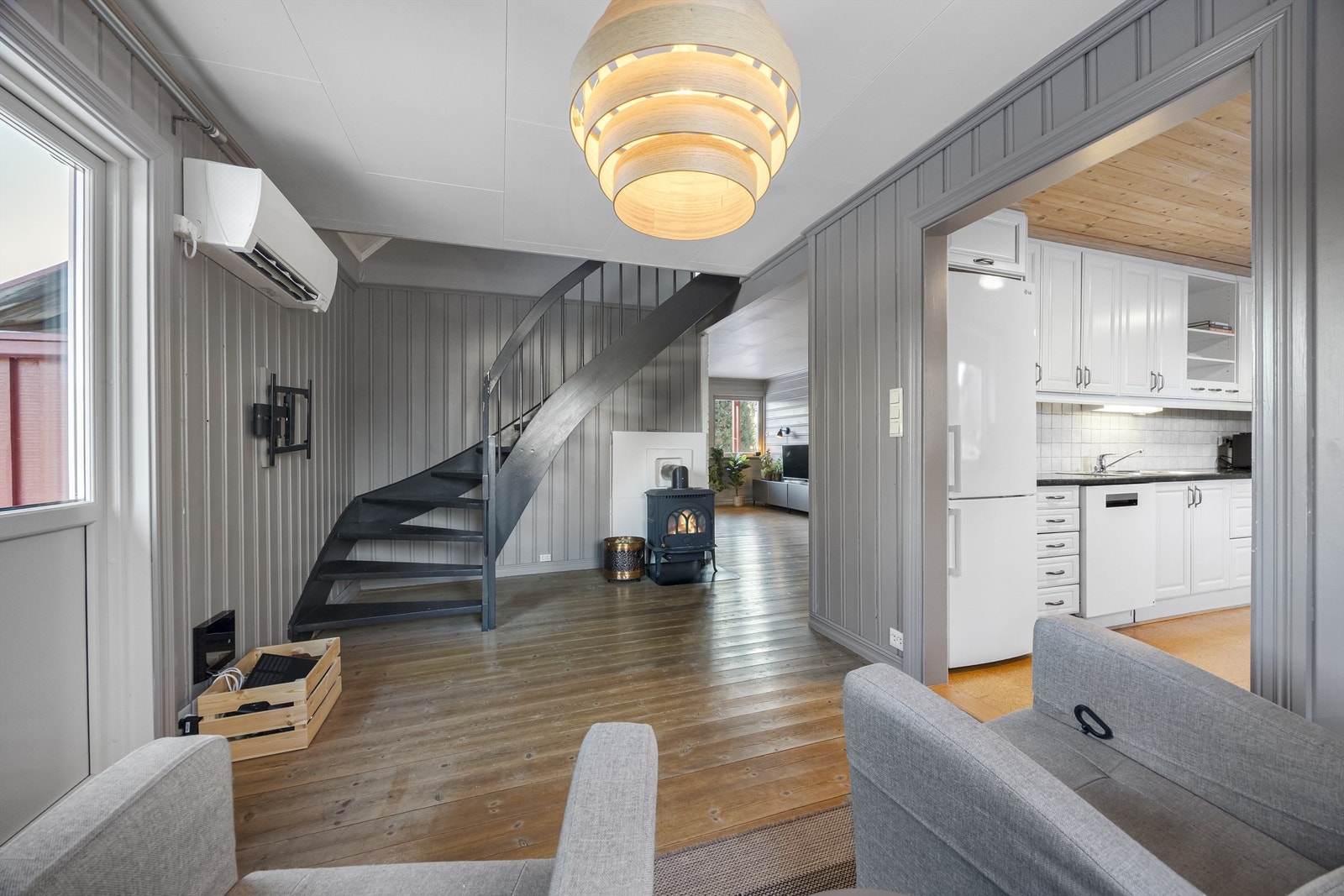I stuen er det peis, vedovn og varmepumpe. Det er åpen løsning til kjøkken. Galleribilde