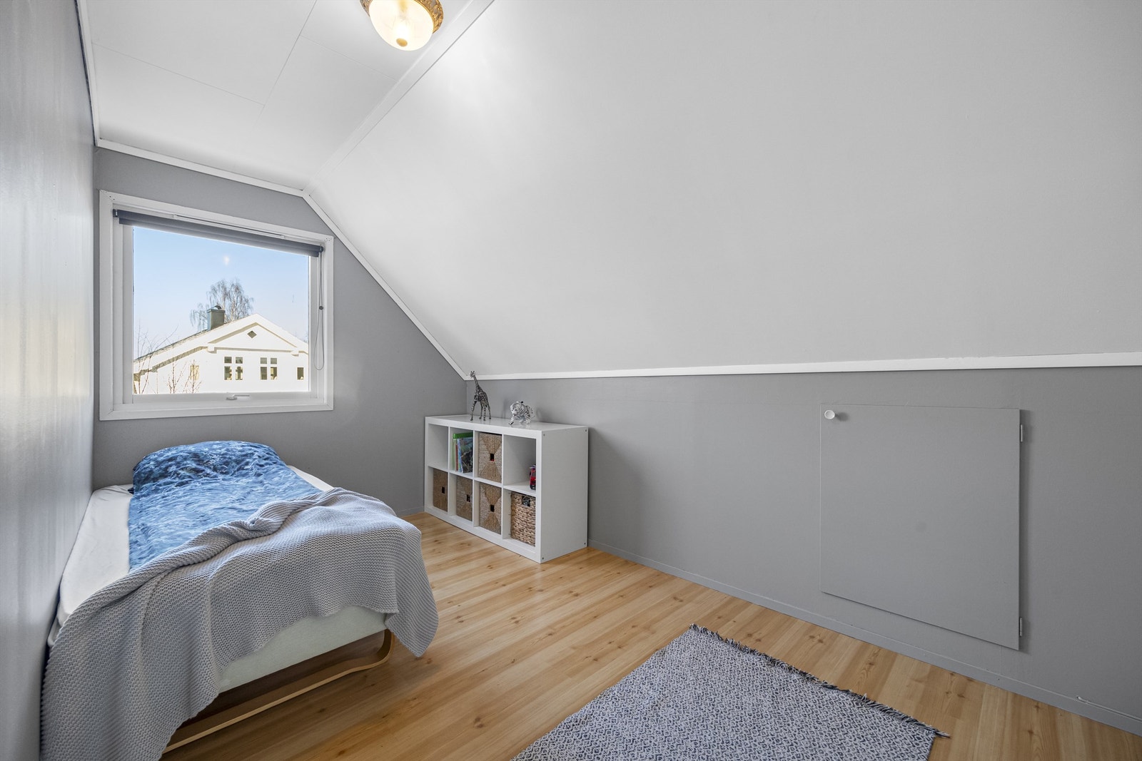 Dette rommet brukes i dag som soverom og har rømningsvei ut vindu, men det er ikke omsøkt bruk fra bod til oppholdsrom. Bruksendring må sendes til kommunen for å få rommet godkjent som soverom. Galleribilde