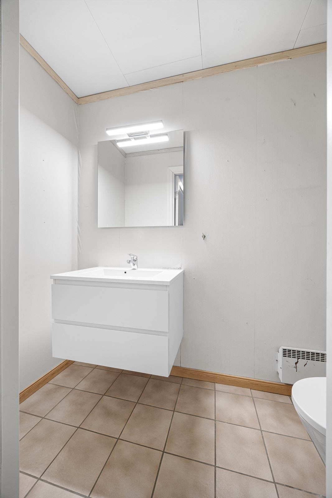 Toalettrom ved entré i 1. etasje med nyere innredning. Galleribilde