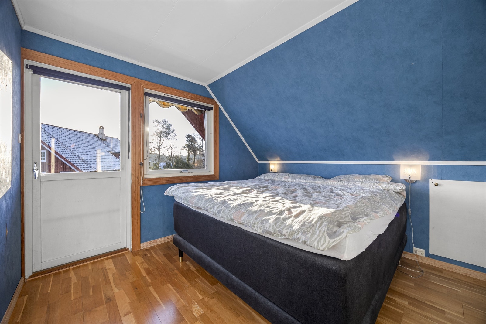 Hovedsoverom med utgang til balkong. Galleribilde