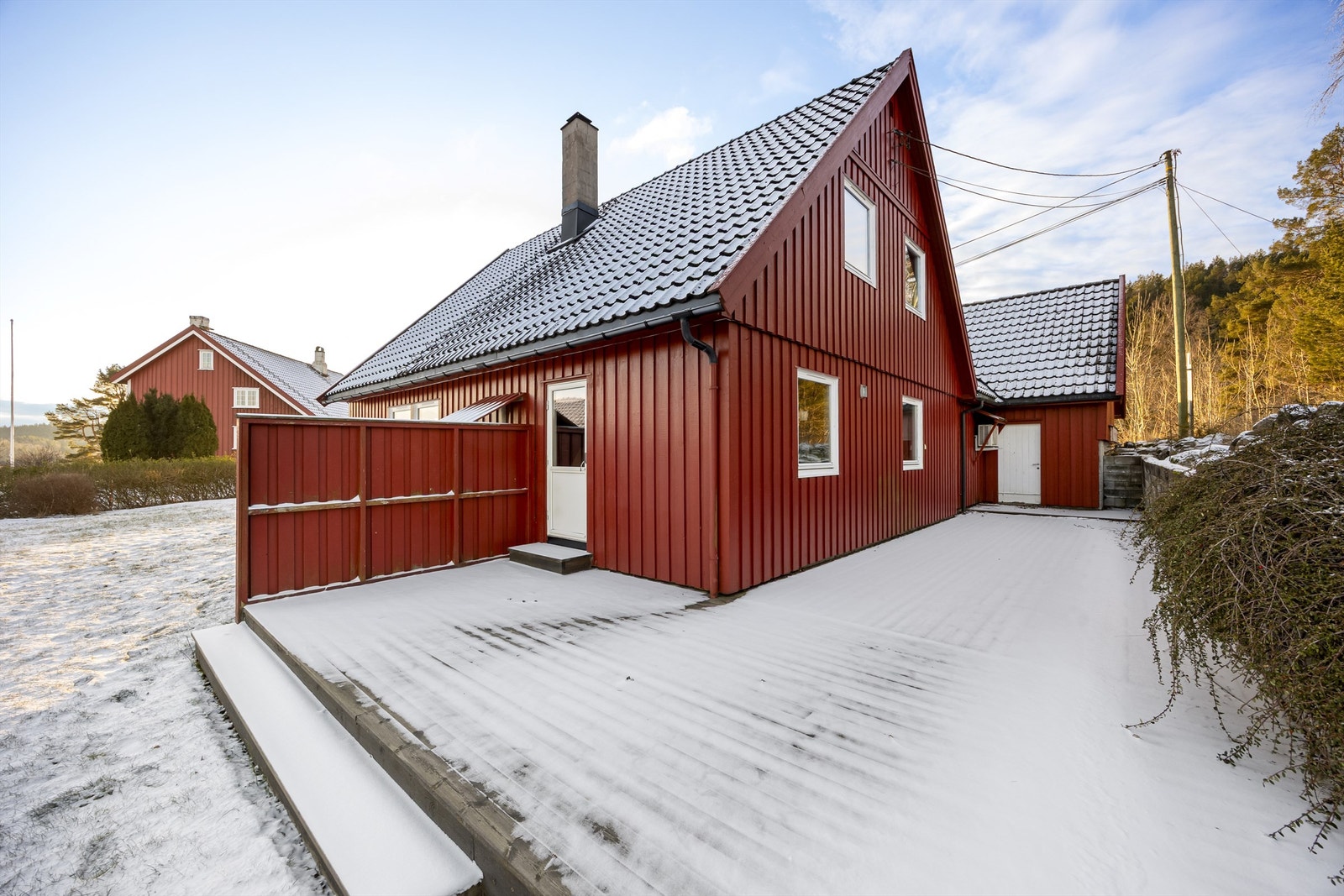 Lun uteplass, med god plass til underholdning/gjester i sesong. Galleribilde