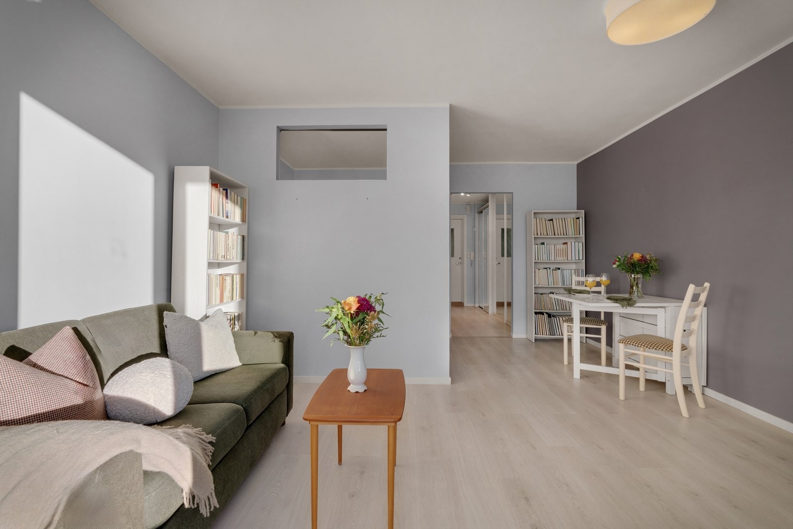 - Det er gjennomgående lyst laminatgulv i leiligheten - Galleribilde