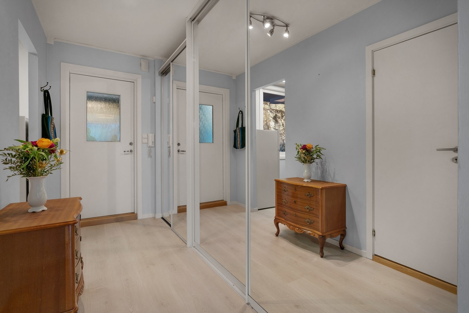 - Gangen har rikelig med garderobeskap, og speildører som bidrar til en åpen følelse - Galleribilde