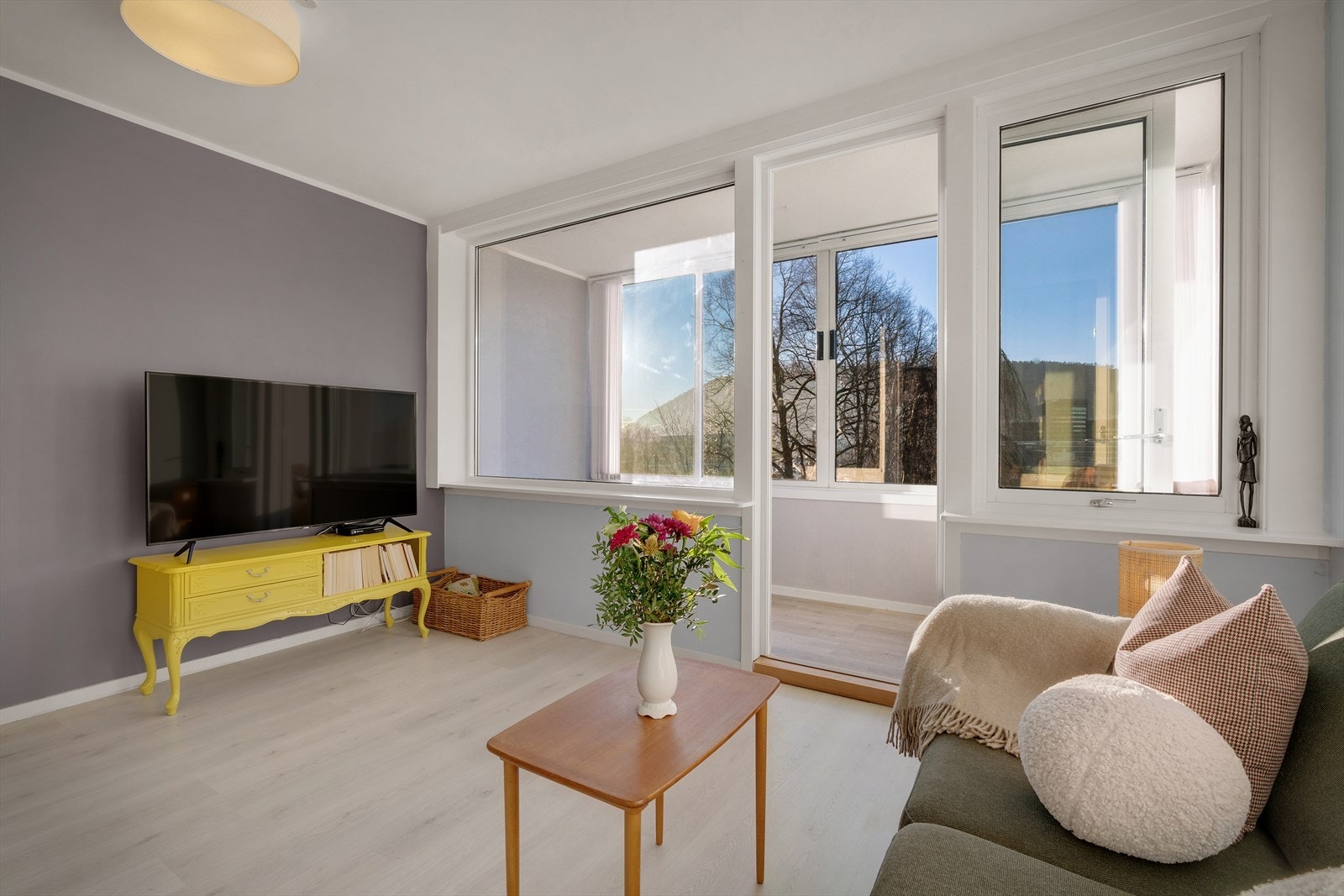 - Store vindusflatene som sørger for godt lysinnslipp - Galleribilde