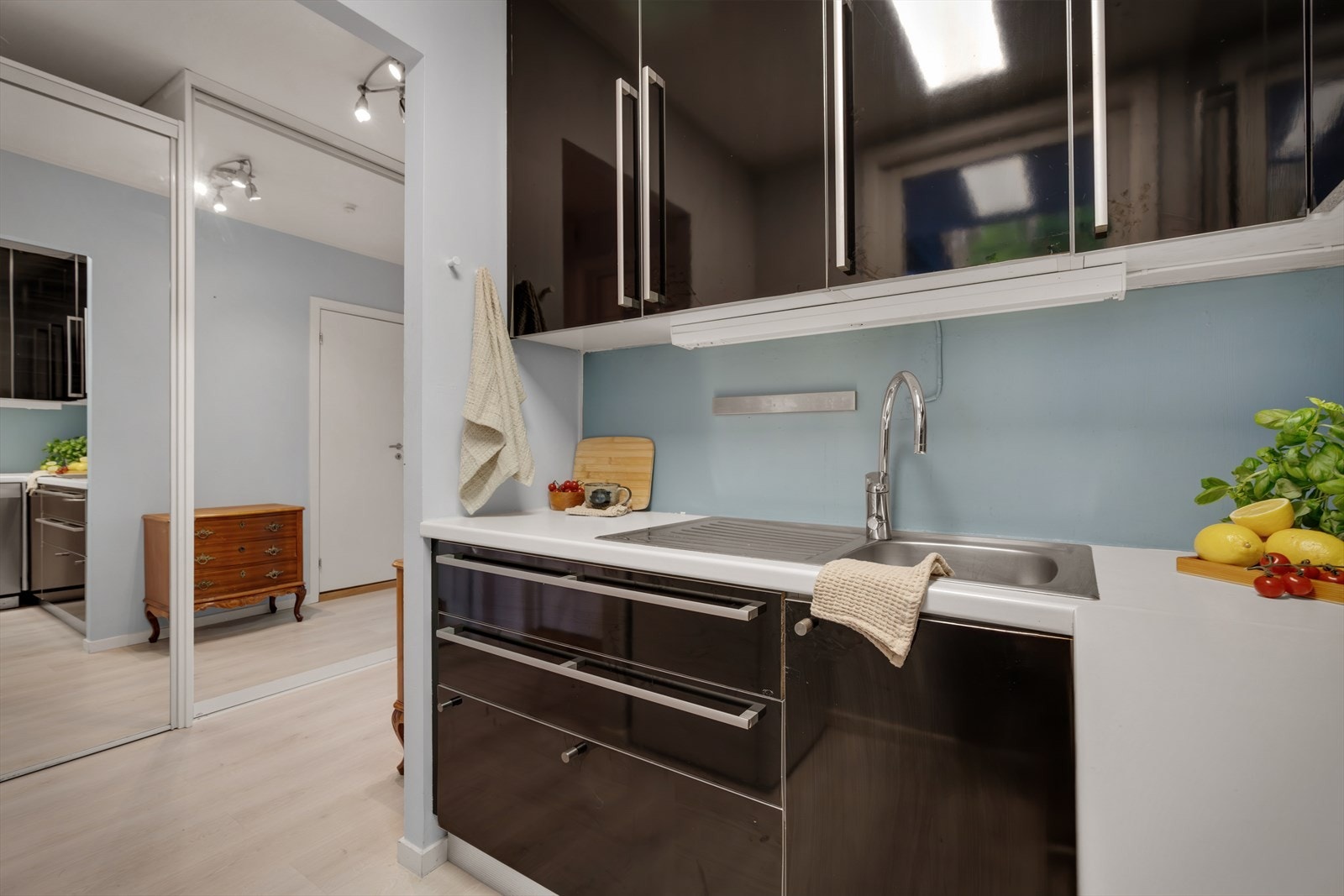 - Oppvaskmaskin, komfyr, keramisk platetopp og kjøleskap følger med til glede for ny eier! - Galleribilde