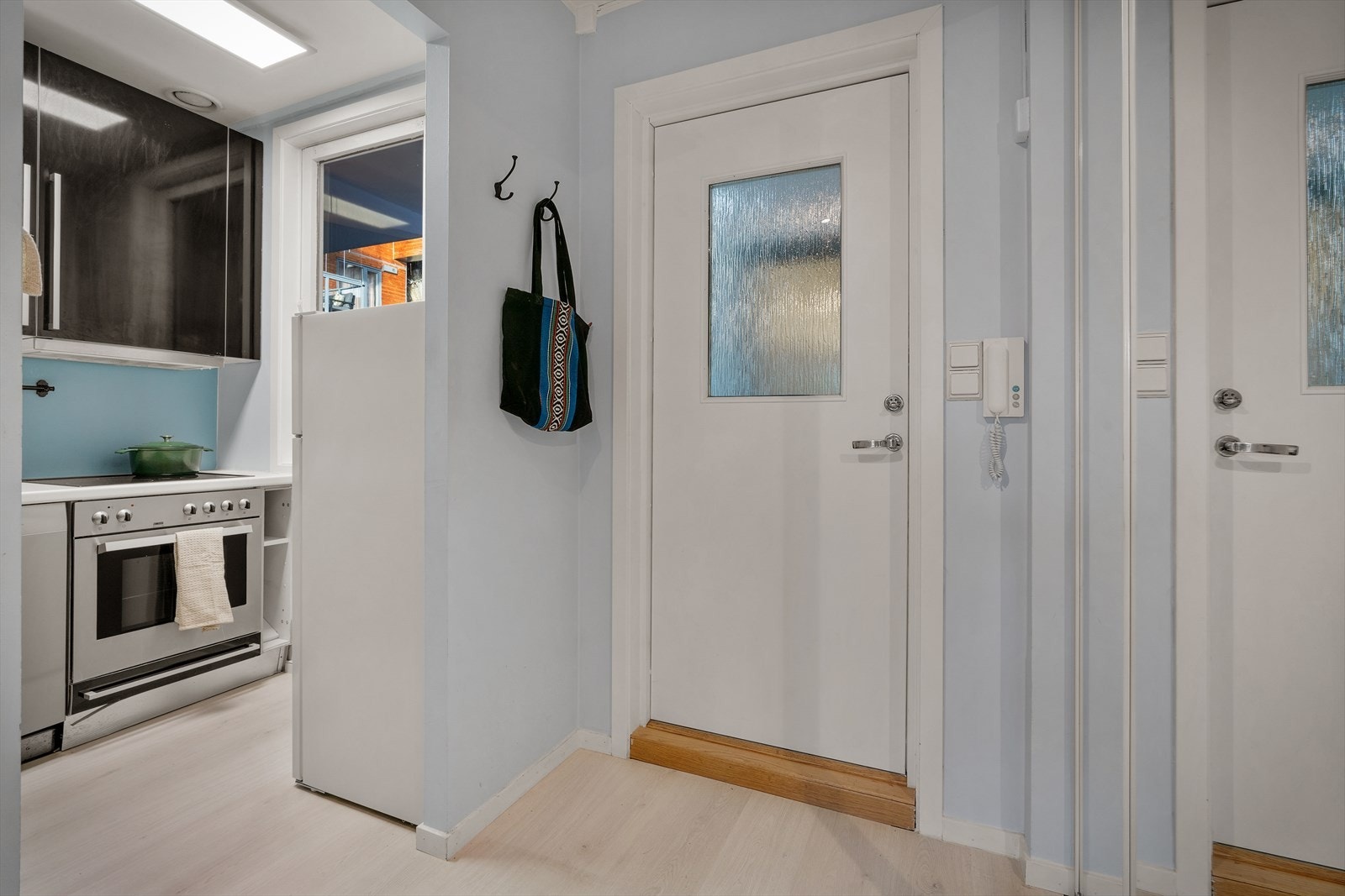 - Ved inngangen er det porttelefon som gjør det enkelt å ta i mot gjester - Galleribilde