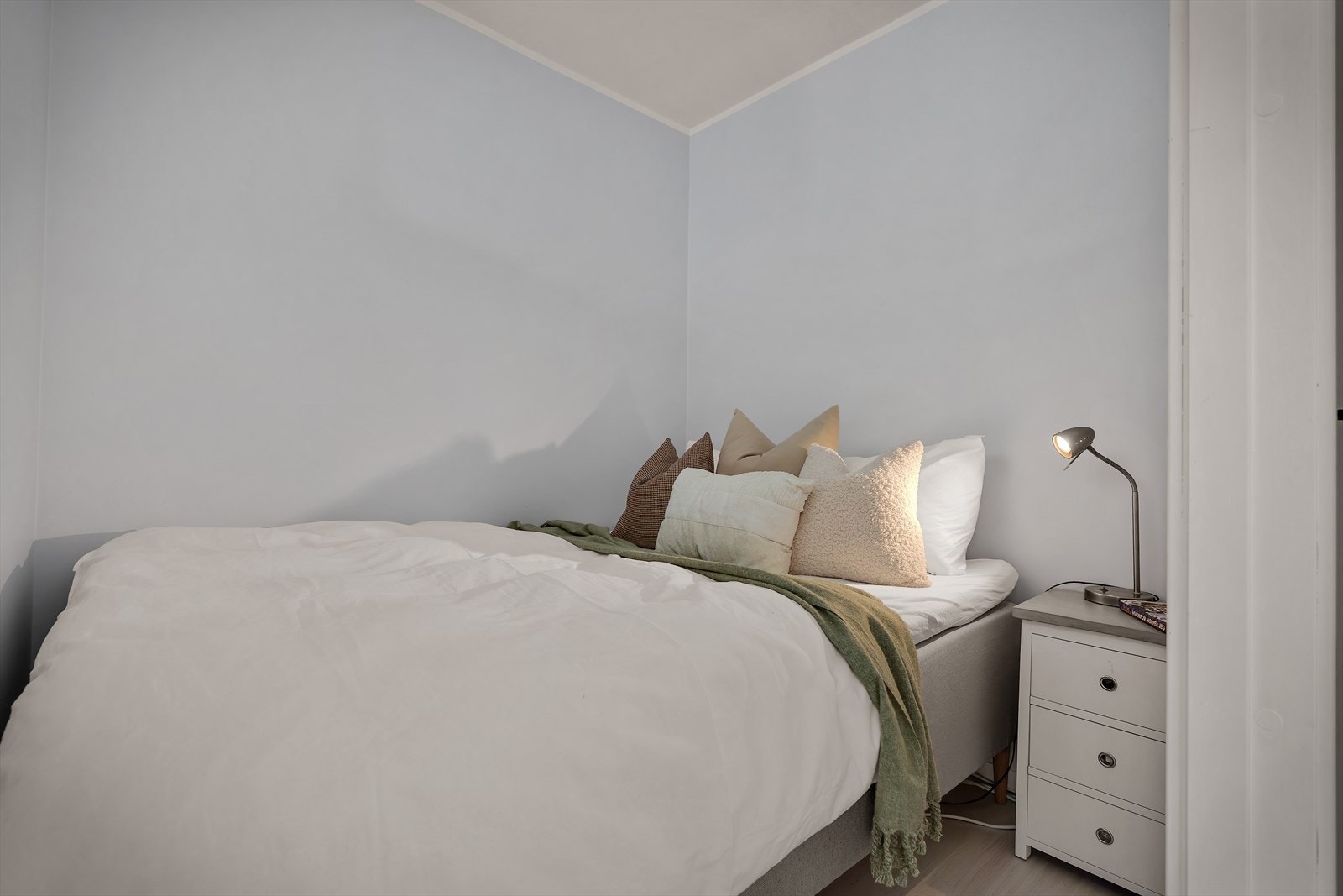 - Koselig sovealkove med plass til seng og nattbord - Galleribilde