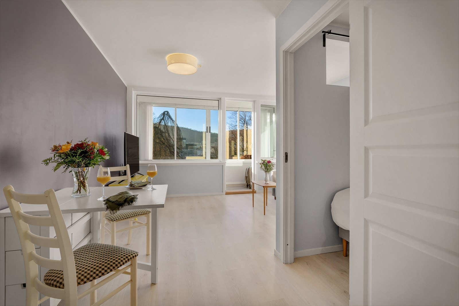 - Leiligheten måler 35 m² og inneholder gang, stue, kjøkken, sovealkove og bad - Galleribilde