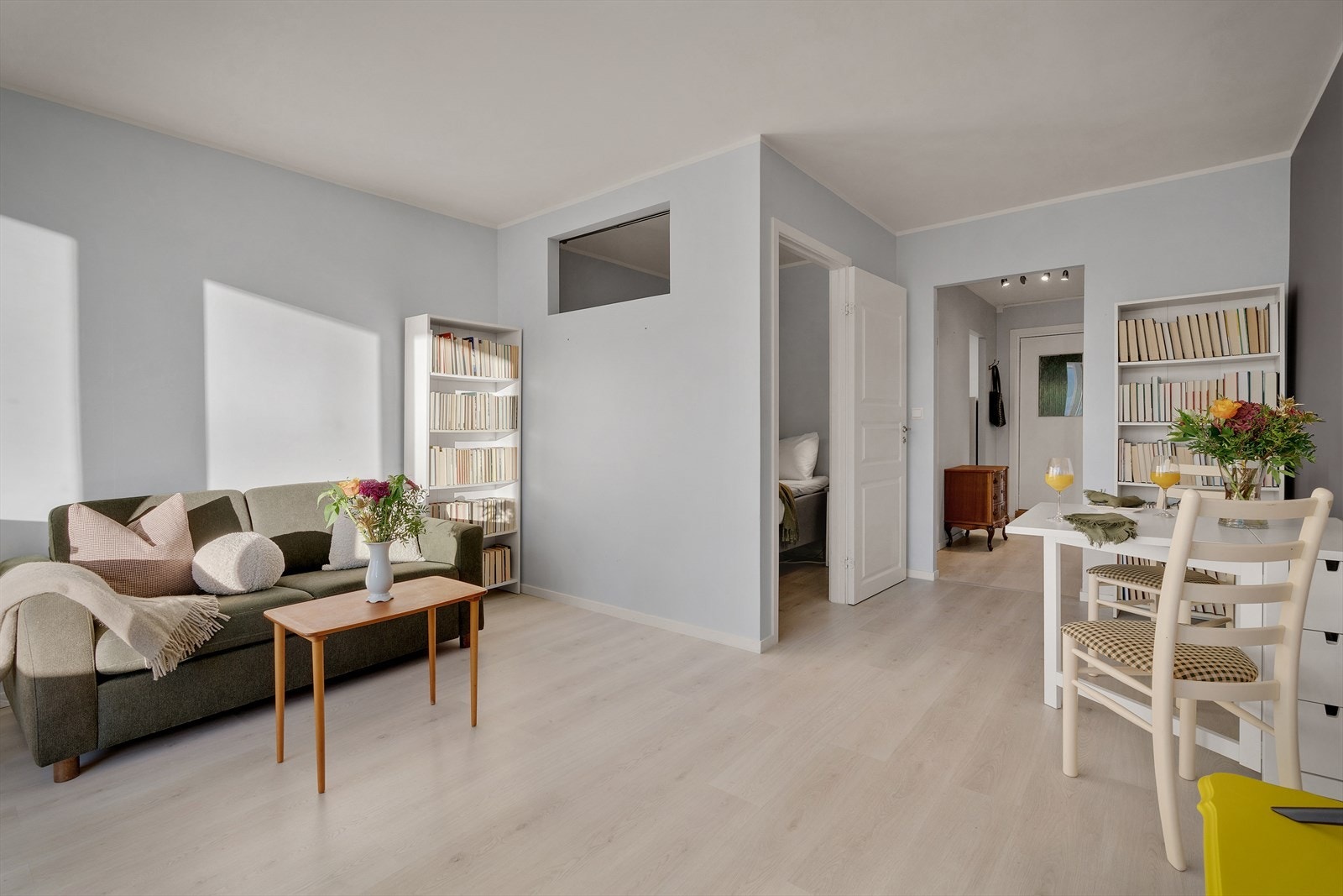 - En romslig stue med praktisk planløsning - Galleribilde