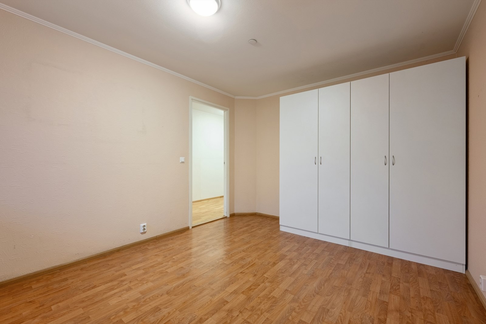 Godt med plass til dobbelseng, nattbord og garderobeløsning. Galleribilde